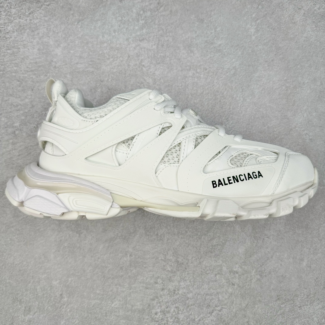 ＃纯原 BALENCIAGA Track Trainers 巴黎世家 3.0代复古野跑姥爹潮流百搭慢跑鞋 成份：47%涤纶 40%聚氨酯纤维 13%Nylon 采用尼龙和网眼布制成 100%不含皮革 尺码饰于足尖 鞋后跟压印Track字样 外底正面压印BB标识 外侧印有Balenciaga印花 鞋舌压印Balenciaga标识 双鞋带以常规方式打结 后帮及鞋舌配有拉环鞋提 动态鞋底设计 为双脚带来后续的助力 50毫米鞋弓 水洗做旧风格 中国制造 此商品提供Balenciaga防尘袋和包装盒 尺码：35/46-选品中心