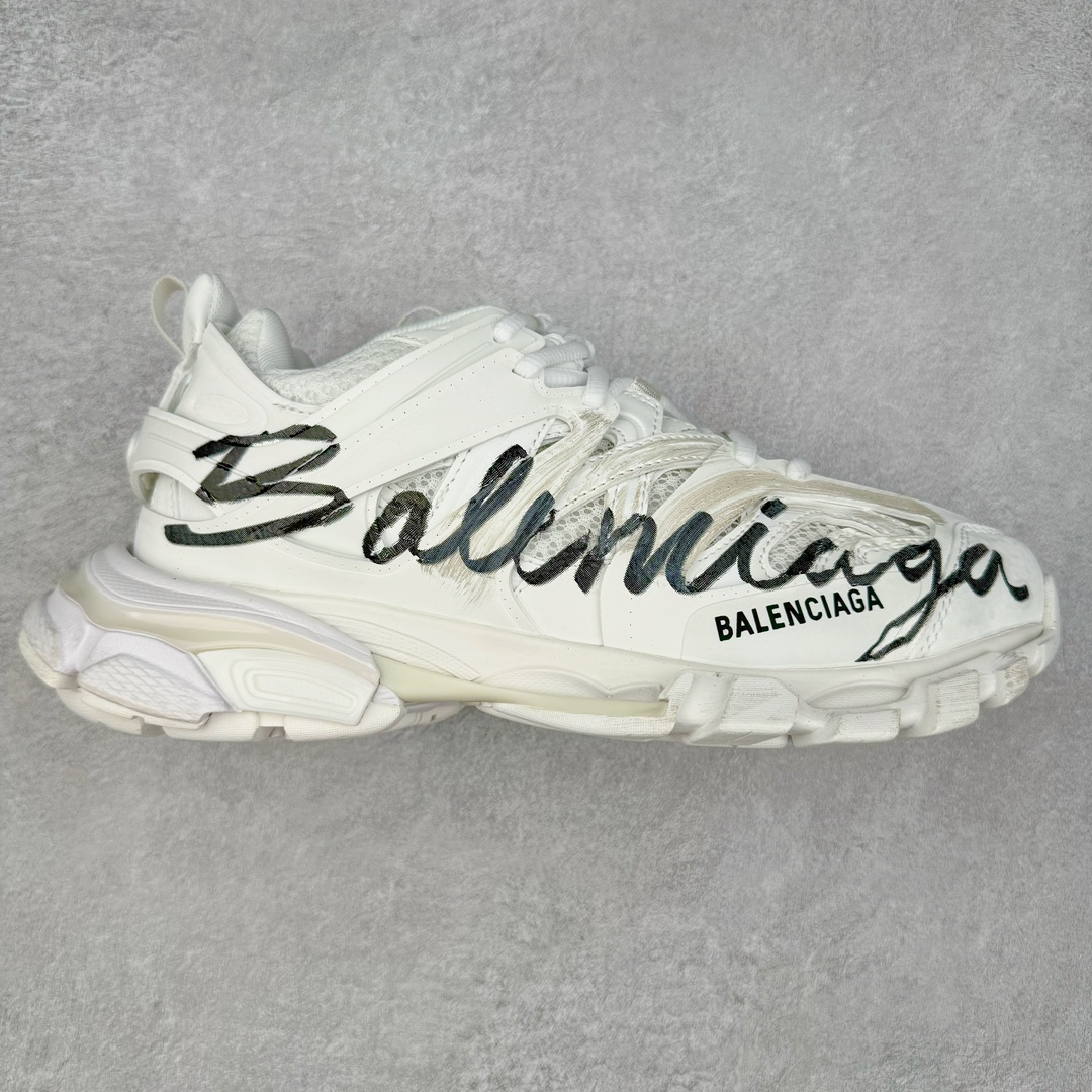 ＃纯原 BALENCIAGA Track Trainers 巴黎世家 3.0代复古野跑姥爹潮流百搭慢跑鞋 成份：47%涤纶 40%聚氨酯纤维 13%Nylon 采用尼龙和网眼布制成 100%不含皮革 尺码饰于足尖 鞋后跟压印Track字样 外底正面压印BB标识 外侧印有Balenciaga印花 鞋舌压印Balenciaga标识 双鞋带以常规方式打结 后帮及鞋舌配有拉环鞋提 动态鞋底设计 为双脚带来后续的助力 50毫米鞋弓 水洗做旧风格 中国制造 此商品提供Balenciaga防尘袋和包装盒 尺码：35/46-选品中心