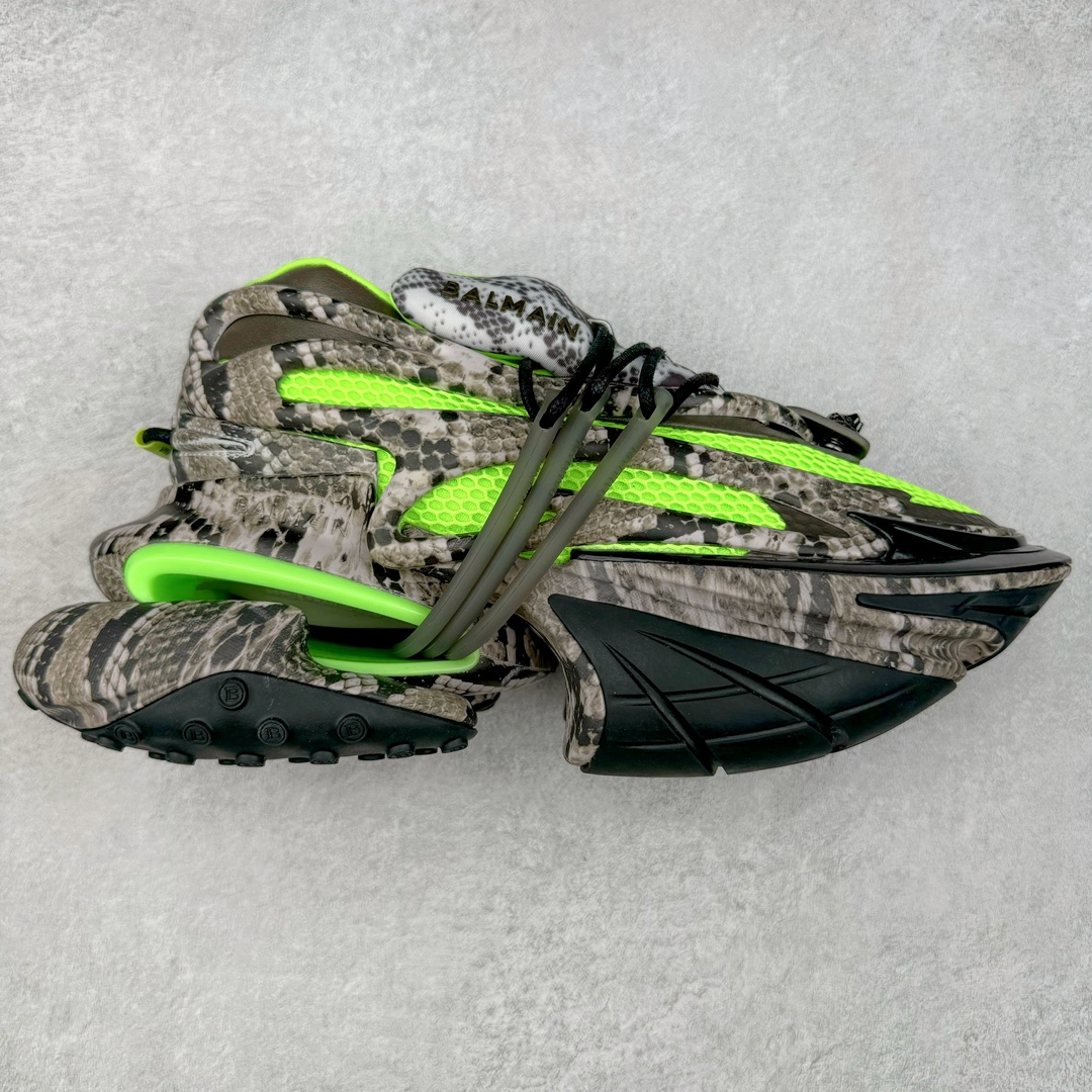 宇宙飞船前卫造型 演绎未来风格 法国时装设计师皮埃尔·巴尔曼主理品牌-巴尔曼/Balmain Unicorn Low Sneakers 独角兽系列低帮增高厚前卫老爹风休闲运动慢跑鞋 #男女鞋原楦原纸版开发版型#采用热熔处理高密太空棉鞋面材质#原版一致硬质大礼盒及附送防尘袋#灌注式超软PU脚感乳胶物料鞋垫#全新开发8层组合夸张鞋底#中底嵌入EVA轻量缓震物料 BALMAIN 正式推出全新 UNICORN 运动鞋 鞋款在最近的 BALMAIN 时装秀上已经亮相 它有着全新的廓形并融入了“新法式风格” 同时它有着流畅的线条以及多个组成模块，并有舒适性减震缓冲系统来提升脚感 Unicorn鞋款系列块状拼合的船型鞋身来自神话世界中的「独角兽」 力与美的型态兼容在既存球鞋领域带来未知异彩 其添识一眼即可辨认的「金属狮首」 更是象征着Balmain在设计上勇敢尝试的野性呼唤 尺码：35-46-选品中心