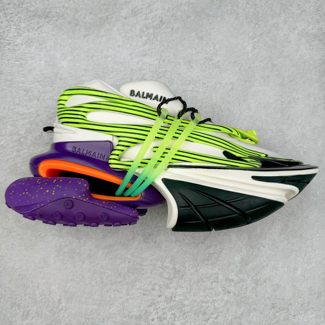 宇宙飞船前卫造型 演绎未来风格 法国时装设计师皮埃尔·巴尔曼主理品牌-巴尔曼/Balmain Unicorn Low Sneakers 独角兽系列低帮增高厚前卫老爹风休闲运动慢跑鞋 #男女鞋原楦原纸版开发版型#采用热熔处理高密太空棉鞋面材质#原版一致硬质大礼盒及附送防尘袋#灌注式超软PU脚感乳胶物料鞋垫#全新开发8层组合夸张鞋底#中底嵌入EVA轻量缓震物料 BALMAIN 正式推出全新 UNICORN 运动鞋 鞋款在最近的 BALMAIN 时装秀上已经亮相 它有着全新的廓形并融入了“新法式风格” 同时它有着流畅的线条以及多个组成模块，并有舒适性减震缓冲系统来提升脚感 Unicorn鞋款系列块状拼合的船型鞋身来自神话世界中的「独角兽」 力与美的型态兼容在既存球鞋领域带来未知异彩 其添识一眼即可辨认的「金属狮首」 更是象征着Balmain在设计上勇敢尝试的野性呼唤 尺码：35-46-选品中心