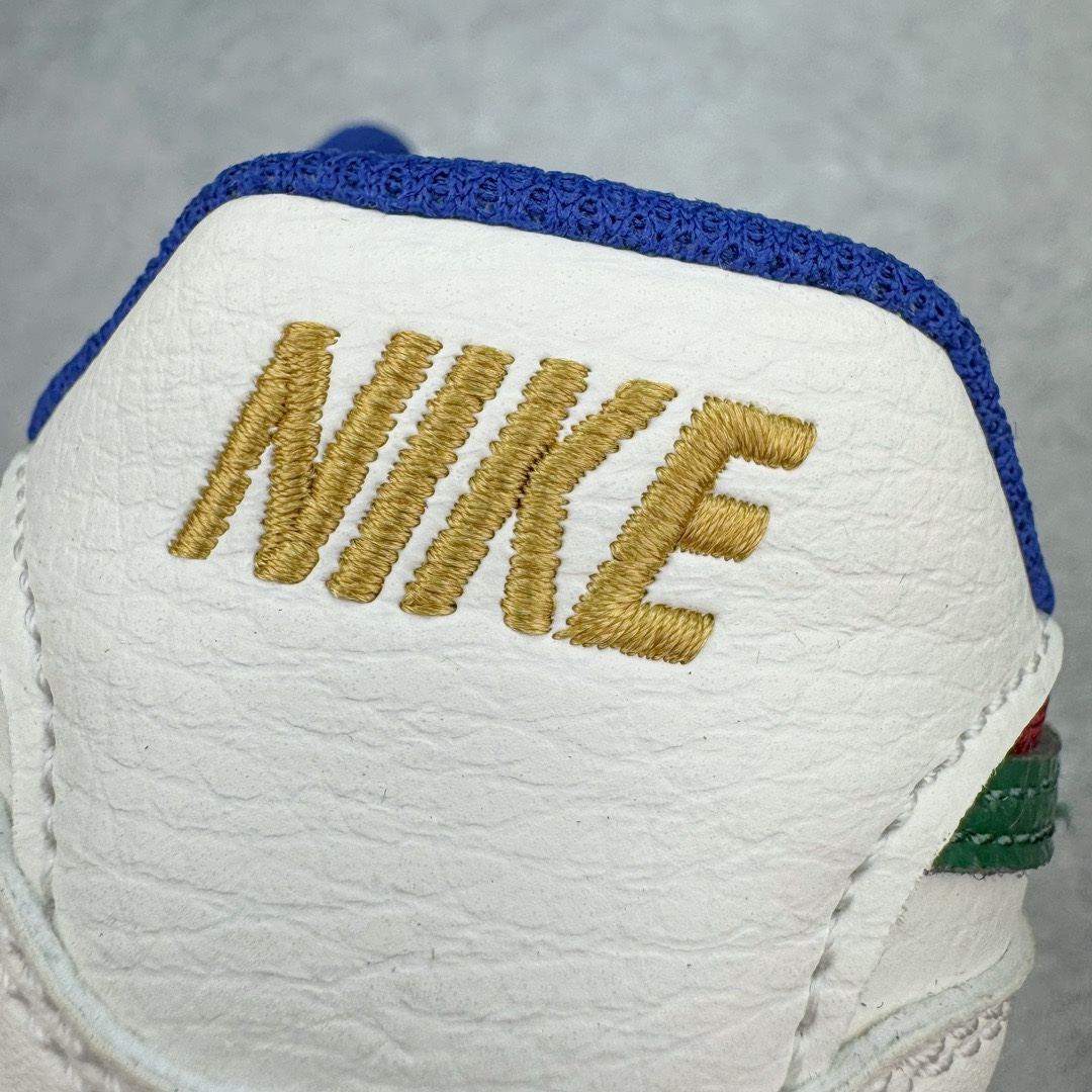 图片[14]-＃奥莱Zp订单福利 NK Gamma Force Low 伽玛空军系列低帮经典百搭休闲运动厚底板鞋 DX9176-102 独家渠道 市面未流通批次 奥莱直播间499 599一样的东西 碾压市面现存所有版本 公司一样的东西 超值回馈 帮你省钱 支持各种鉴定 这两年越来越多品牌玩起了复古风 尤其是NK 不仅推出做旧质感的球鞋 还带回不少元年鞋型 最近 一双 Gamma Force 迎来一款新配色 虽然它看起来和感觉起来像是 80 年代的发布 但 Gamma Force 实际上是该品牌的最新产品之一 整个鞋面采用米白色的皮革与翻毛皮材质覆盖 鞋面设计就是那股80年代的味道 细节部分搭配红、蓝、绿三色的融入 复古气质拉满 极具Vibe风 中底处加入了做旧工艺 重现老鞋质感 尺码：35.5 36 36.5 37.5 38 39 40 40.5 41 42 42.5 43 44 44.5 45-选品中心