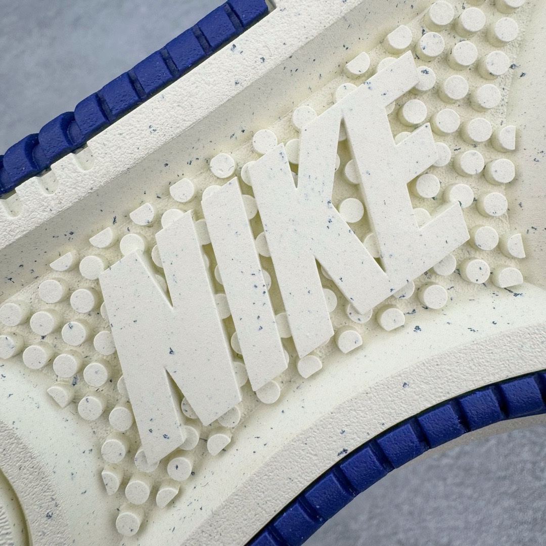 图片[19]-＃奥莱Zp订单福利 NK Gamma Force Low 伽玛空军系列低帮经典百搭休闲运动厚底板鞋 DX9176-102 独家渠道 市面未流通批次 奥莱直播间499 599一样的东西 碾压市面现存所有版本 公司一样的东西 超值回馈 帮你省钱 支持各种鉴定 这两年越来越多品牌玩起了复古风 尤其是NK 不仅推出做旧质感的球鞋 还带回不少元年鞋型 最近 一双 Gamma Force 迎来一款新配色 虽然它看起来和感觉起来像是 80 年代的发布 但 Gamma Force 实际上是该品牌的最新产品之一 整个鞋面采用米白色的皮革与翻毛皮材质覆盖 鞋面设计就是那股80年代的味道 细节部分搭配红、蓝、绿三色的融入 复古气质拉满 极具Vibe风 中底处加入了做旧工艺 重现老鞋质感 尺码：35.5 36 36.5 37.5 38 39 40 40.5 41 42 42.5 43 44 44.5 45-选品中心