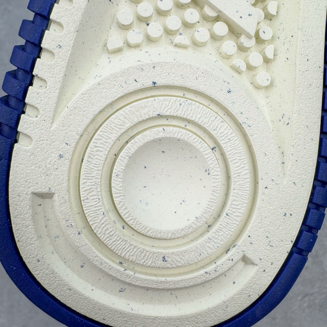 图片[18]-＃奥莱Zp订单福利 NK Gamma Force Low 伽玛空军系列低帮经典百搭休闲运动厚底板鞋 DX9176-102 独家渠道 市面未流通批次 奥莱直播间499 599一样的东西 碾压市面现存所有版本 公司一样的东西 超值回馈 帮你省钱 支持各种鉴定 这两年越来越多品牌玩起了复古风 尤其是NK 不仅推出做旧质感的球鞋 还带回不少元年鞋型 最近 一双 Gamma Force 迎来一款新配色 虽然它看起来和感觉起来像是 80 年代的发布 但 Gamma Force 实际上是该品牌的最新产品之一 整个鞋面采用米白色的皮革与翻毛皮材质覆盖 鞋面设计就是那股80年代的味道 细节部分搭配红、蓝、绿三色的融入 复古气质拉满 极具Vibe风 中底处加入了做旧工艺 重现老鞋质感 尺码：35.5 36 36.5 37.5 38 39 40 40.5 41 42 42.5 43 44 44.5 45-选品中心