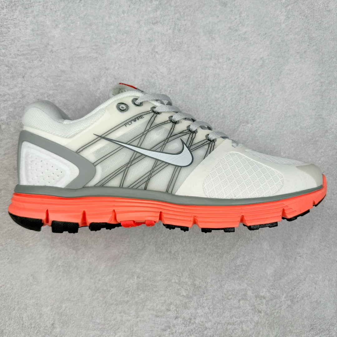 NK Lunar Roam 露娜太空漫步系列轻量透气休闲运动跑步慢跑鞋 407647-108 近期NK推出了备受瞩目的全新跑鞋Lunar Roam，将Lunar科技重新注入市场，为慢跑和日常穿着提供了全新的选择。Nike Lunar科技最早于2008年问世，当时被成功地运用于多款经典鞋款，如Hyperdunk 2008、Air Max 90、Air Force 1等。经过一段时间的沉寂，Lunar科技再度崭露头角，重新定义了舒适性和缓震性能的标准。相比专业跑鞋领域的后起之秀ZoomX，这次Lunar Roam将焦点放在了慢跑鞋的定位上，为用户带来了柔软的脚感和出众的回弹力，使其成为日常穿着的理想之选。Nike Lunar Roam 在外观设计上秉承了2010年前后的复合鞋面设计理念。鞋面采用轻质网布搭配热熔工艺，营造轻盈透气的包裹感受。通过低饱和的大色块拼接，搭配清新的配色，呈现出充满活力的视觉效果。鞋头对称的深灰色TPU与主导色调形成对比，为整体外观注入了一丝千禧年的复古美学。Nike Lunar Roam 不仅在外观上有所创新，在功能方面也引入了一系列先进设计。透气工程网布、Flywire科技的应用以及TPU加固材料的使用，都展示了Nike对于细节和性能的追求。中底依旧采用标志性的Lunar泡棉，提供柔软的脚感和舒适的滚动感，使得这双鞋在慢跑和日常穿着中都能够表现出色。尺码：36 36.5 37.5 38 38.5 39 40-选品中心