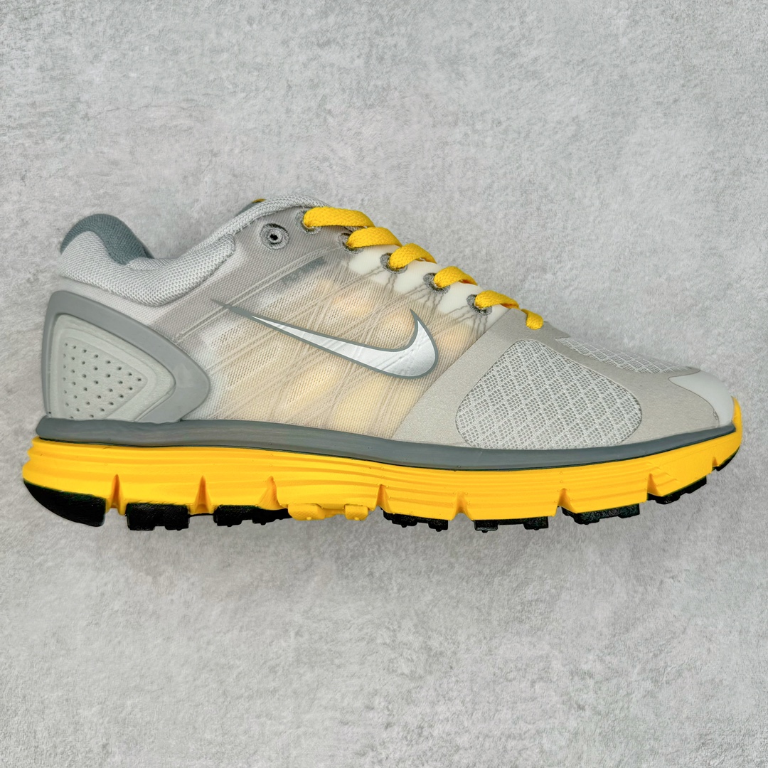 NK Lunar Roam 露娜太空漫步系列轻量透气休闲运动跑步慢跑鞋 407647-108 近期NK推出了备受瞩目的全新跑鞋Lunar Roam，将Lunar科技重新注入市场，为慢跑和日常穿着提供了全新的选择。Nike Lunar科技最早于2008年问世，当时被成功地运用于多款经典鞋款，如Hyperdunk 2008、Air Max 90、Air Force 1等。经过一段时间的沉寂，Lunar科技再度崭露头角，重新定义了舒适性和缓震性能的标准。相比专业跑鞋领域的后起之秀ZoomX，这次Lunar Roam将焦点放在了慢跑鞋的定位上，为用户带来了柔软的脚感和出众的回弹力，使其成为日常穿着的理想之选。Nike Lunar Roam 在外观设计上秉承了2010年前后的复合鞋面设计理念。鞋面采用轻质网布搭配热熔工艺，营造轻盈透气的包裹感受。通过低饱和的大色块拼接，搭配清新的配色，呈现出充满活力的视觉效果。鞋头对称的深灰色TPU与主导色调形成对比，为整体外观注入了一丝千禧年的复古美学。Nike Lunar Roam 不仅在外观上有所创新，在功能方面也引入了一系列先进设计。透气工程网布、Flywire科技的应用以及TPU加固材料的使用，都展示了Nike对于细节和性能的追求。中底依旧采用标志性的Lunar泡棉，提供柔软的脚感和舒适的滚动感，使得这双鞋在慢跑和日常穿着中都能够表现出色。尺码：36 36.5 37.5 38 38.5 39 40-选品中心