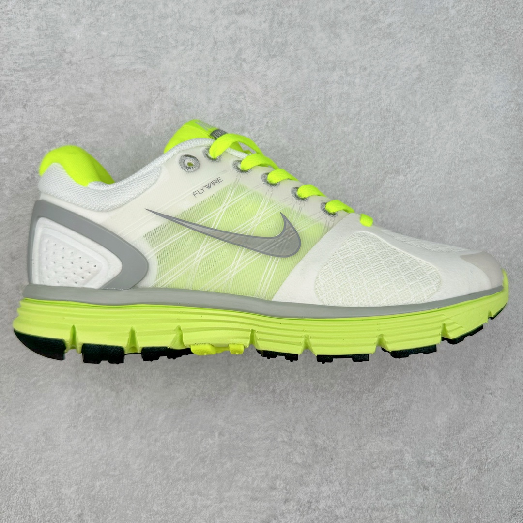 NK Lunar Roam 露娜太空漫步系列轻量透气休闲运动跑步慢跑鞋 407647-100 近期NK推出了备受瞩目的全新跑鞋Lunar Roam，将Lunar科技重新注入市场，为慢跑和日常穿着提供了全新的选择。Nike Lunar科技最早于2008年问世，当时被成功地运用于多款经典鞋款，如Hyperdunk 2008、Air Max 90、Air Force 1等。经过一段时间的沉寂，Lunar科技再度崭露头角，重新定义了舒适性和缓震性能的标准。相比专业跑鞋领域的后起之秀ZoomX，这次Lunar Roam将焦点放在了慢跑鞋的定位上，为用户带来了柔软的脚感和出众的回弹力，使其成为日常穿着的理想之选。Nike Lunar Roam 在外观设计上秉承了2010年前后的复合鞋面设计理念。鞋面采用轻质网布搭配热熔工艺，营造轻盈透气的包裹感受。通过低饱和的大色块拼接，搭配清新的配色，呈现出充满活力的视觉效果。鞋头对称的深灰色TPU与主导色调形成对比，为整体外观注入了一丝千禧年的复古美学。Nike Lunar Roam 不仅在外观上有所创新，在功能方面也引入了一系列先进设计。透气工程网布、Flywire科技的应用以及TPU加固材料的使用，都展示了Nike对于细节和性能的追求。中底依旧采用标志性的Lunar泡棉，提供柔软的脚感和舒适的滚动感，使得这双鞋在慢跑和日常穿着中都能够表现出色。尺码：36 36.5 37.5 38 38.5 39 40-选品中心