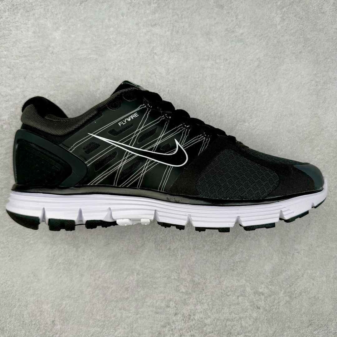 NK Lunar Roam 露娜太空漫步系列轻量透气休闲运动跑步慢跑鞋 407648-067 近期NK推出了备受瞩目的全新跑鞋Lunar Roam，将Lunar科技重新注入市场，为慢跑和日常穿着提供了全新的选择。Nike Lunar科技最早于2008年问世，当时被成功地运用于多款经典鞋款，如Hyperdunk 2008、Air Max 90、Air Force 1等。经过一段时间的沉寂，Lunar科技再度崭露头角，重新定义了舒适性和缓震性能的标准。相比专业跑鞋领域的后起之秀ZoomX，这次Lunar Roam将焦点放在了慢跑鞋的定位上，为用户带来了柔软的脚感和出众的回弹力，使其成为日常穿着的理想之选。Nike Lunar Roam 在外观设计上秉承了2010年前后的复合鞋面设计理念。鞋面采用轻质网布搭配热熔工艺，营造轻盈透气的包裹感受。通过低饱和的大色块拼接，搭配清新的配色，呈现出充满活力的视觉效果。鞋头对称的深灰色TPU与主导色调形成对比，为整体外观注入了一丝千禧年的复古美学。Nike Lunar Roam 不仅在外观上有所创新，在功能方面也引入了一系列先进设计。透气工程网布、Flywire科技的应用以及TPU加固材料的使用，都展示了Nike对于细节和性能的追求。中底依旧采用标志性的Lunar泡棉，提供柔软的脚感和舒适的滚动感，使得这双鞋在慢跑和日常穿着中都能够表现出色。尺码：40 40.5 41 42 42.5 43 44 44.5 45-选品中心