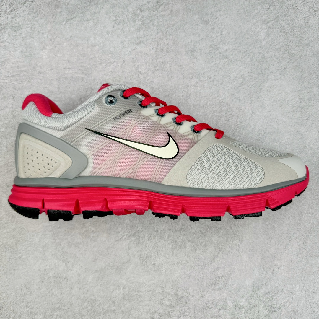 NK Lunar Roam 露娜太空漫步系列轻量透气休闲运动跑步慢跑鞋 407648-066 近期NK推出了备受瞩目的全新跑鞋Lunar Roam，将Lunar科技重新注入市场，为慢跑和日常穿着提供了全新的选择。Nike Lunar科技最早于2008年问世，当时被成功地运用于多款经典鞋款，如Hyperdunk 2008、Air Max 90、Air Force 1等。经过一段时间的沉寂，Lunar科技再度崭露头角，重新定义了舒适性和缓震性能的标准。相比专业跑鞋领域的后起之秀ZoomX，这次Lunar Roam将焦点放在了慢跑鞋的定位上，为用户带来了柔软的脚感和出众的回弹力，使其成为日常穿着的理想之选。Nike Lunar Roam 在外观设计上秉承了2010年前后的复合鞋面设计理念。鞋面采用轻质网布搭配热熔工艺，营造轻盈透气的包裹感受。通过低饱和的大色块拼接，搭配清新的配色，呈现出充满活力的视觉效果。鞋头对称的深灰色TPU与主导色调形成对比，为整体外观注入了一丝千禧年的复古美学。Nike Lunar Roam 不仅在外观上有所创新，在功能方面也引入了一系列先进设计。透气工程网布、Flywire科技的应用以及TPU加固材料的使用，都展示了Nike对于细节和性能的追求。中底依旧采用标志性的Lunar泡棉，提供柔软的脚感和舒适的滚动感，使得这双鞋在慢跑和日常穿着中都能够表现出色。尺码：36 36.5 37.5 38 38.5 39 40 40.5 41 42 42.5 43 44 44.5 45-选品中心