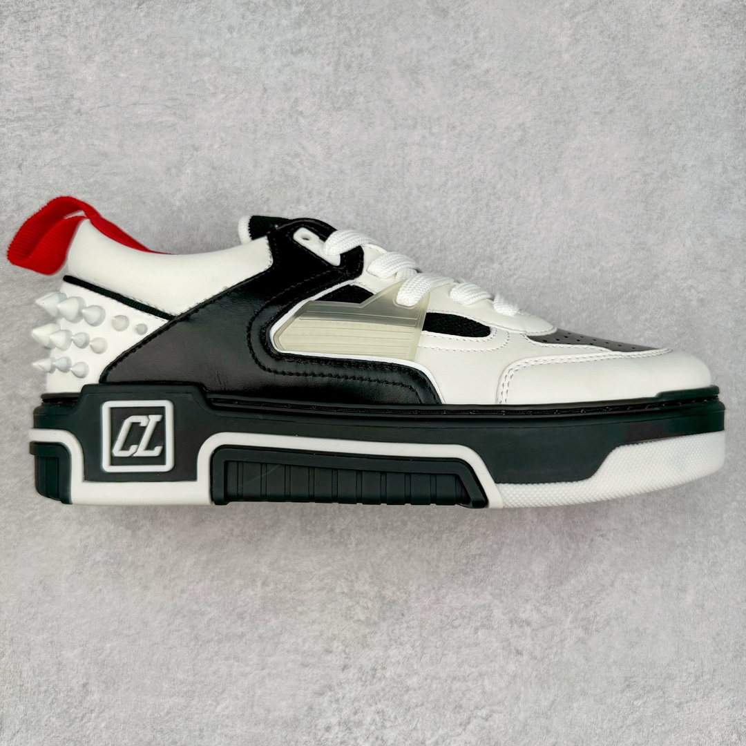 Christian Louboutin 24SS 红底运动鞋 Astroloubi运动鞋以90年代的篮球与滑板文化为灵感，将复古与现代潮流完美结合。鞋面采用精致的小牛皮和麂皮材质，搭配标志性的红色鞋底，鞋背铆钉装饰与鞋侧的CL字母标志互相呼应，展现大胆且独具个性的设计风格。无论是街头潮流还是高端时尚，都能轻松驾驭。 这款运动鞋不仅外形出众，还兼具舒适与实用性。后跟拉袢设计便于快速穿脱，40mm橡胶鞋底提供稳固支撑。鞋垫采用欧索莱科技，带来极致舒适的脚感。 材质：小牛皮、Tpu、铆钉、网布 鞋垫：欧索莱 鞋底：Tpu 内置Pu填充 包装：高档原装鞋盒 尺码：36 36.5 37.5 38 38.5 39 40 40.5 41 42 42.5 43 44 44.5 45 46 47-选品中心