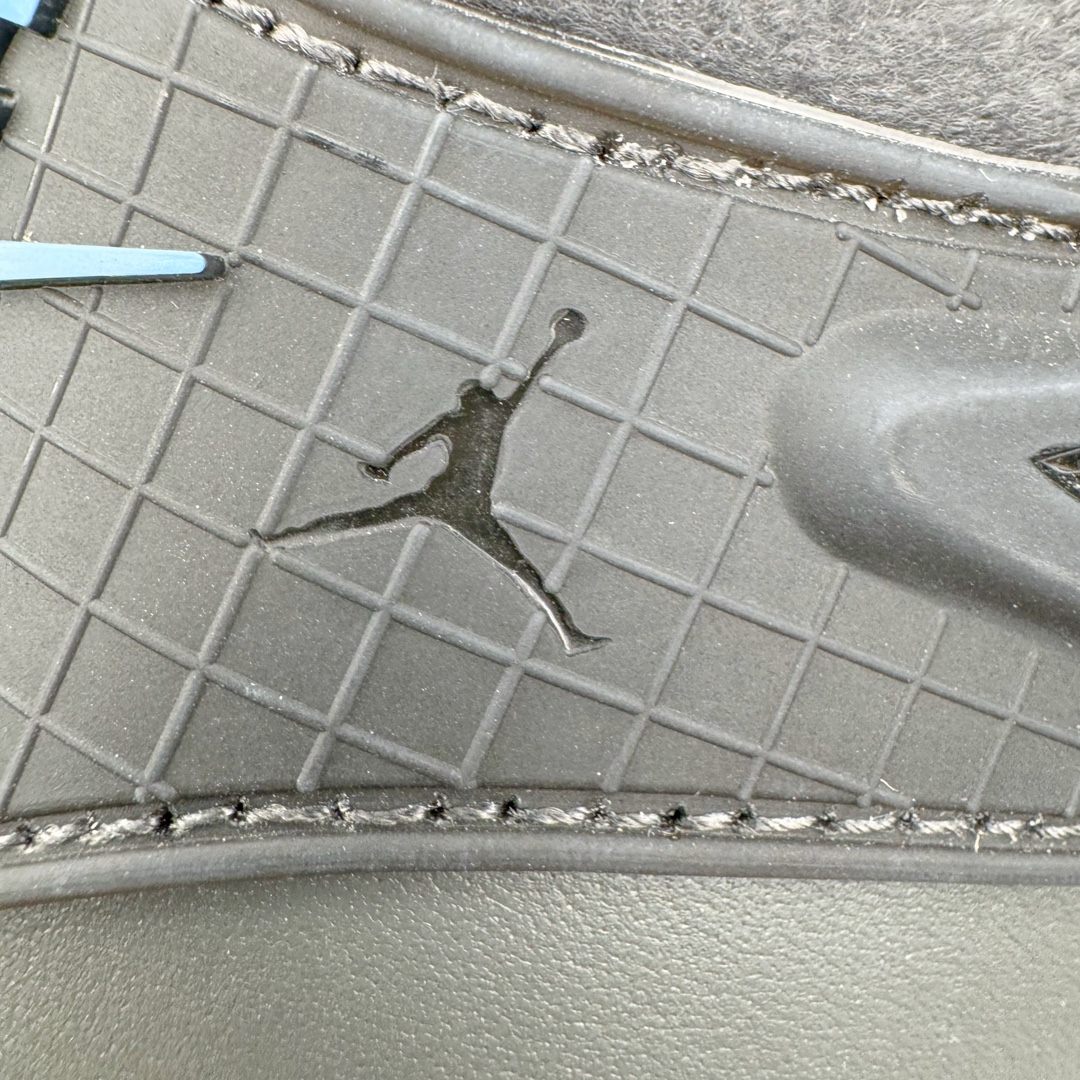 图片[16]-＃KZ纯原 Air Jordan AJ4 RM 重制版低帮复古篮球鞋 黑灰 FQ7938-002 亲自操刀耗时半年巨作 全套原纸板楦头开发 确保原汁原味 完美呈现版型 一比一鞋头弧度高度鞋身弧度 原厂TPU 正确内里网布 菱角分明不变形无多余毛边 柔软性质感一致于原鞋 原厂织唛标 原厂飞人电绣工艺 尾指中部跳三针 独家绑鞋带手法 印刷中底布 四线拉帮 米色美纹纸贴合固定 进口港宝加持 后跟自然饱满 全鞋荧光划线卡点 追求极致完美 每一双都是工艺品 多重QC质检 超越公司货的品控标准 实实在在的免检产品 采用了低帮的设计 并保留了众多AJ4的经典元素 鞋身以皮革、麂皮材质拼接打造 AJ4经典的TPU材质延伸至后跟 增强鞋款稳定性 而鞋身侧面的网格设计则被取消 尾部的NIKE AIR标志也得到保留 并同时带有飞人logo 中底部分同样搭载了可视AIR气垫 鞋底采用米白色中底和外底呈现 为整个设计收尾 尺码：36 36.5 37.5 38 38.5 39 40 40.5 41 42 42.5 43 44 44.5 45 46 47.5-选品中心