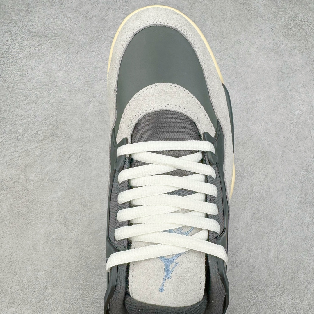 图片[4]-＃KZ纯原 Air Jordan AJ4 RM 重制版低帮复古篮球鞋 黑灰 FQ7938-002 亲自操刀耗时半年巨作 全套原纸板楦头开发 确保原汁原味 完美呈现版型 一比一鞋头弧度高度鞋身弧度 原厂TPU 正确内里网布 菱角分明不变形无多余毛边 柔软性质感一致于原鞋 原厂织唛标 原厂飞人电绣工艺 尾指中部跳三针 独家绑鞋带手法 印刷中底布 四线拉帮 米色美纹纸贴合固定 进口港宝加持 后跟自然饱满 全鞋荧光划线卡点 追求极致完美 每一双都是工艺品 多重QC质检 超越公司货的品控标准 实实在在的免检产品 采用了低帮的设计 并保留了众多AJ4的经典元素 鞋身以皮革、麂皮材质拼接打造 AJ4经典的TPU材质延伸至后跟 增强鞋款稳定性 而鞋身侧面的网格设计则被取消 尾部的NIKE AIR标志也得到保留 并同时带有飞人logo 中底部分同样搭载了可视AIR气垫 鞋底采用米白色中底和外底呈现 为整个设计收尾 尺码：36 36.5 37.5 38 38.5 39 40 40.5 41 42 42.5 43 44 44.5 45 46 47.5-选品中心