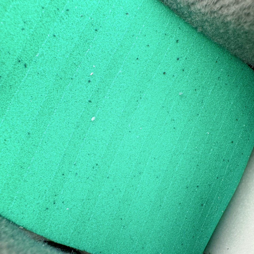 图片[11]-＃KZ纯原 Air Jordan AJ4 RM 重制版低帮复古篮球鞋 黑灰 FQ7938-002 亲自操刀耗时半年巨作 全套原纸板楦头开发 确保原汁原味 完美呈现版型 一比一鞋头弧度高度鞋身弧度 原厂TPU 正确内里网布 菱角分明不变形无多余毛边 柔软性质感一致于原鞋 原厂织唛标 原厂飞人电绣工艺 尾指中部跳三针 独家绑鞋带手法 印刷中底布 四线拉帮 米色美纹纸贴合固定 进口港宝加持 后跟自然饱满 全鞋荧光划线卡点 追求极致完美 每一双都是工艺品 多重QC质检 超越公司货的品控标准 实实在在的免检产品 采用了低帮的设计 并保留了众多AJ4的经典元素 鞋身以皮革、麂皮材质拼接打造 AJ4经典的TPU材质延伸至后跟 增强鞋款稳定性 而鞋身侧面的网格设计则被取消 尾部的NIKE AIR标志也得到保留 并同时带有飞人logo 中底部分同样搭载了可视AIR气垫 鞋底采用米白色中底和外底呈现 为整个设计收尾 尺码：36 36.5 37.5 38 38.5 39 40 40.5 41 42 42.5 43 44 44.5 45 46 47.5-选品中心