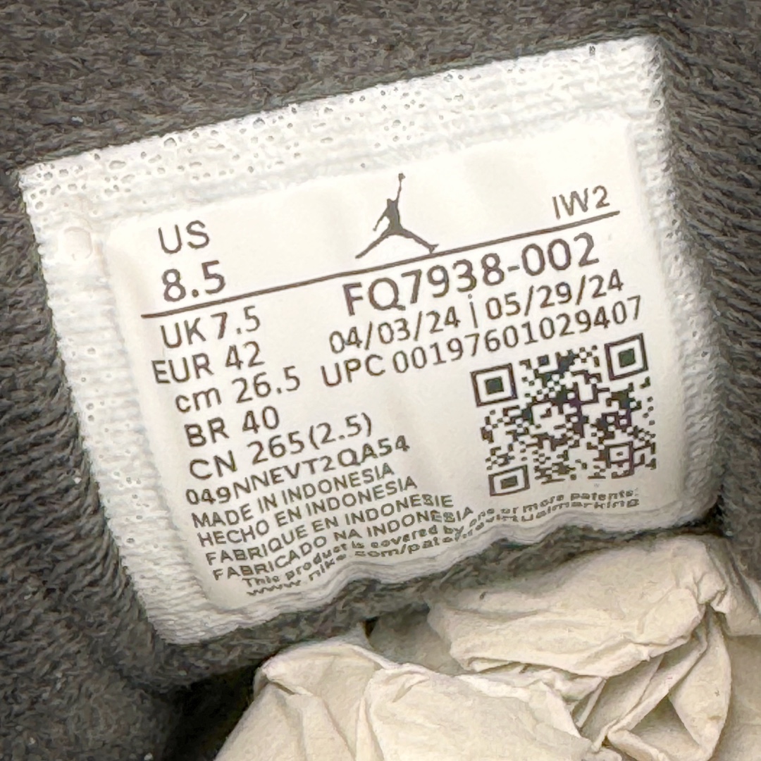 图片[12]-＃KZ纯原 Air Jordan AJ4 RM 重制版低帮复古篮球鞋 黑灰 FQ7938-002 亲自操刀耗时半年巨作 全套原纸板楦头开发 确保原汁原味 完美呈现版型 一比一鞋头弧度高度鞋身弧度 原厂TPU 正确内里网布 菱角分明不变形无多余毛边 柔软性质感一致于原鞋 原厂织唛标 原厂飞人电绣工艺 尾指中部跳三针 独家绑鞋带手法 印刷中底布 四线拉帮 米色美纹纸贴合固定 进口港宝加持 后跟自然饱满 全鞋荧光划线卡点 追求极致完美 每一双都是工艺品 多重QC质检 超越公司货的品控标准 实实在在的免检产品 采用了低帮的设计 并保留了众多AJ4的经典元素 鞋身以皮革、麂皮材质拼接打造 AJ4经典的TPU材质延伸至后跟 增强鞋款稳定性 而鞋身侧面的网格设计则被取消 尾部的NIKE AIR标志也得到保留 并同时带有飞人logo 中底部分同样搭载了可视AIR气垫 鞋底采用米白色中底和外底呈现 为整个设计收尾 尺码：36 36.5 37.5 38 38.5 39 40 40.5 41 42 42.5 43 44 44.5 45 46 47.5-选品中心