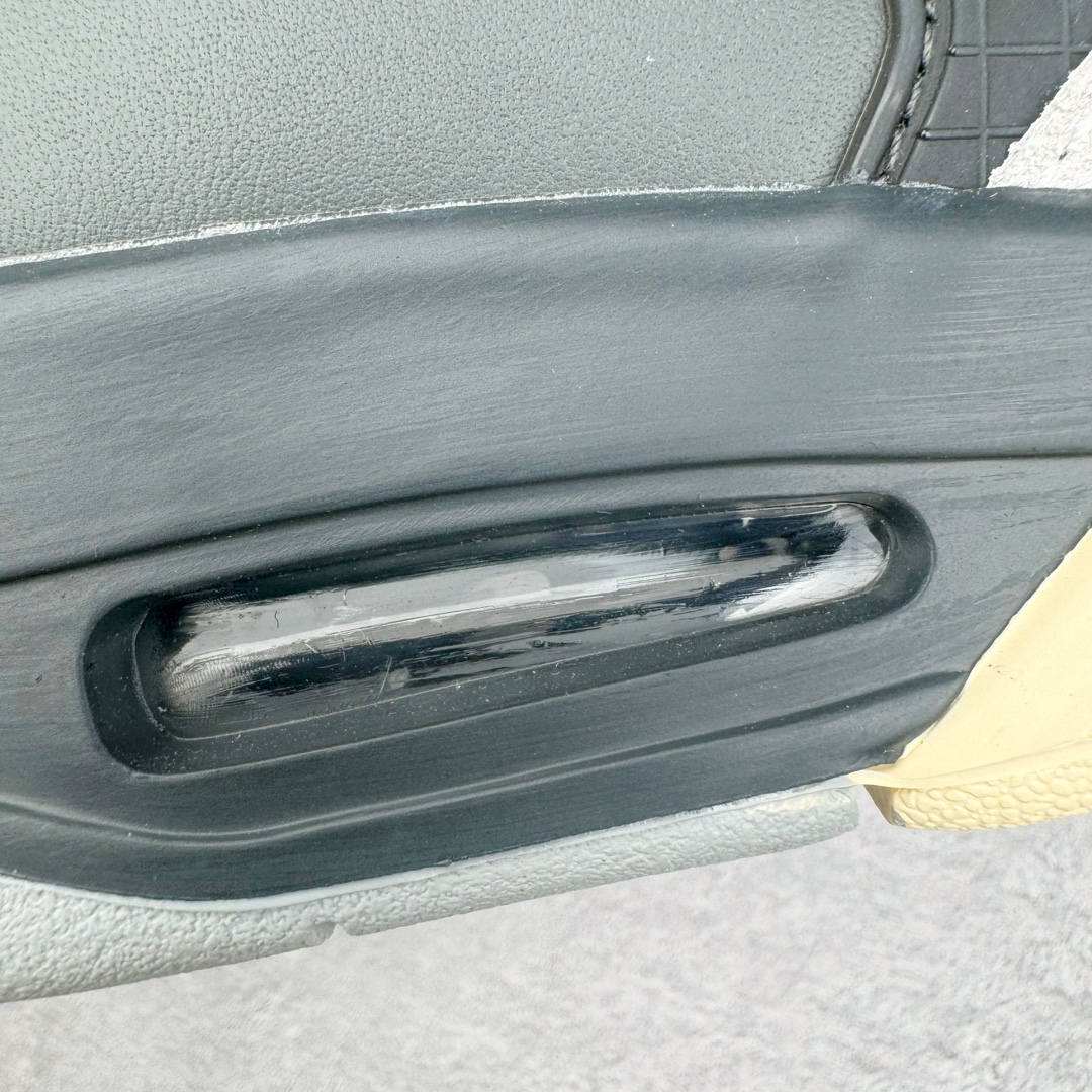 图片[18]-＃KZ纯原 Air Jordan AJ4 RM 重制版低帮复古篮球鞋 黑灰 FQ7938-002 亲自操刀耗时半年巨作 全套原纸板楦头开发 确保原汁原味 完美呈现版型 一比一鞋头弧度高度鞋身弧度 原厂TPU 正确内里网布 菱角分明不变形无多余毛边 柔软性质感一致于原鞋 原厂织唛标 原厂飞人电绣工艺 尾指中部跳三针 独家绑鞋带手法 印刷中底布 四线拉帮 米色美纹纸贴合固定 进口港宝加持 后跟自然饱满 全鞋荧光划线卡点 追求极致完美 每一双都是工艺品 多重QC质检 超越公司货的品控标准 实实在在的免检产品 采用了低帮的设计 并保留了众多AJ4的经典元素 鞋身以皮革、麂皮材质拼接打造 AJ4经典的TPU材质延伸至后跟 增强鞋款稳定性 而鞋身侧面的网格设计则被取消 尾部的NIKE AIR标志也得到保留 并同时带有飞人logo 中底部分同样搭载了可视AIR气垫 鞋底采用米白色中底和外底呈现 为整个设计收尾 尺码：36 36.5 37.5 38 38.5 39 40 40.5 41 42 42.5 43 44 44.5 45 46 47.5-选品中心