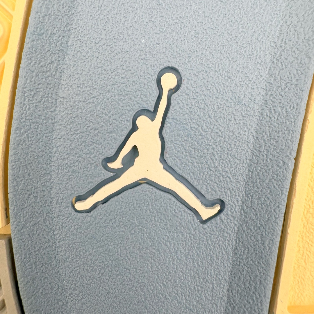 图片[20]-＃KZ纯原 Air Jordan AJ4 RM 重制版低帮复古篮球鞋 黑灰 FQ7938-002 亲自操刀耗时半年巨作 全套原纸板楦头开发 确保原汁原味 完美呈现版型 一比一鞋头弧度高度鞋身弧度 原厂TPU 正确内里网布 菱角分明不变形无多余毛边 柔软性质感一致于原鞋 原厂织唛标 原厂飞人电绣工艺 尾指中部跳三针 独家绑鞋带手法 印刷中底布 四线拉帮 米色美纹纸贴合固定 进口港宝加持 后跟自然饱满 全鞋荧光划线卡点 追求极致完美 每一双都是工艺品 多重QC质检 超越公司货的品控标准 实实在在的免检产品 采用了低帮的设计 并保留了众多AJ4的经典元素 鞋身以皮革、麂皮材质拼接打造 AJ4经典的TPU材质延伸至后跟 增强鞋款稳定性 而鞋身侧面的网格设计则被取消 尾部的NIKE AIR标志也得到保留 并同时带有飞人logo 中底部分同样搭载了可视AIR气垫 鞋底采用米白色中底和外底呈现 为整个设计收尾 尺码：36 36.5 37.5 38 38.5 39 40 40.5 41 42 42.5 43 44 44.5 45 46 47.5-选品中心