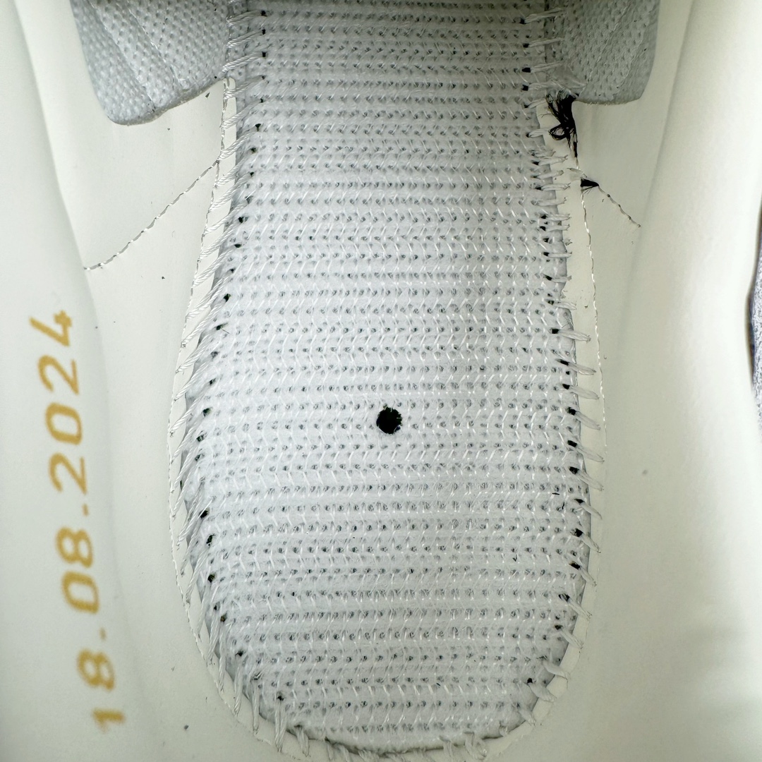 图片[10]-＃S2纯原 AD Original Samba OG 复古经典轻便板鞋 JP5282 原装头层牛皮加持 正确烫金高频细节 原装纳米超迁皮料 独家私模橡胶大底 原盒原配 正确黑色中底布 过宽过胶 这款桑巴鞋展示了高质量的工艺 带有装饰的超锁缝制和无缝的手感 柔软、柔软的皮革造型和标志性的3条纹完成了精致的外观 正规合身鞋带 鞋面上有绒面鞋垫 橡胶鞋底 享受正畸套筒软感 自50年代首次亮相以来就一直在赢得粉丝的青睐尺码：36 36.5 37.5 38 38.5 39 40 40.5 41 42 42.5 43 44 44.5 45-选品中心