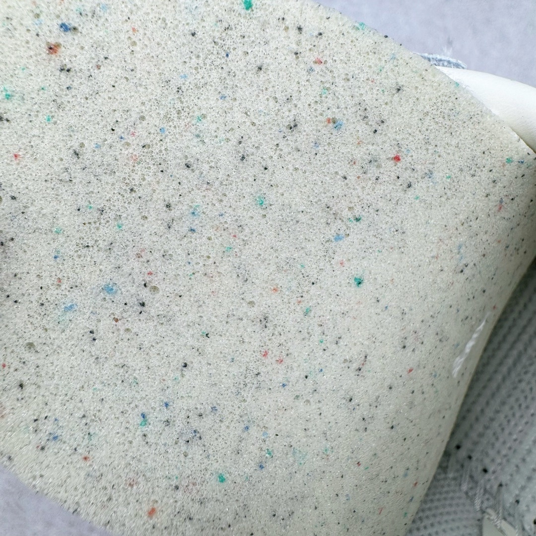 图片[11]-＃S2纯原 AD Original Samba OG 复古经典轻便板鞋 JP5282 原装头层牛皮加持 正确烫金高频细节 原装纳米超迁皮料 独家私模橡胶大底 原盒原配 正确黑色中底布 过宽过胶 这款桑巴鞋展示了高质量的工艺 带有装饰的超锁缝制和无缝的手感 柔软、柔软的皮革造型和标志性的3条纹完成了精致的外观 正规合身鞋带 鞋面上有绒面鞋垫 橡胶鞋底 享受正畸套筒软感 自50年代首次亮相以来就一直在赢得粉丝的青睐尺码：36 36.5 37.5 38 38.5 39 40 40.5 41 42 42.5 43 44 44.5 45-选品中心