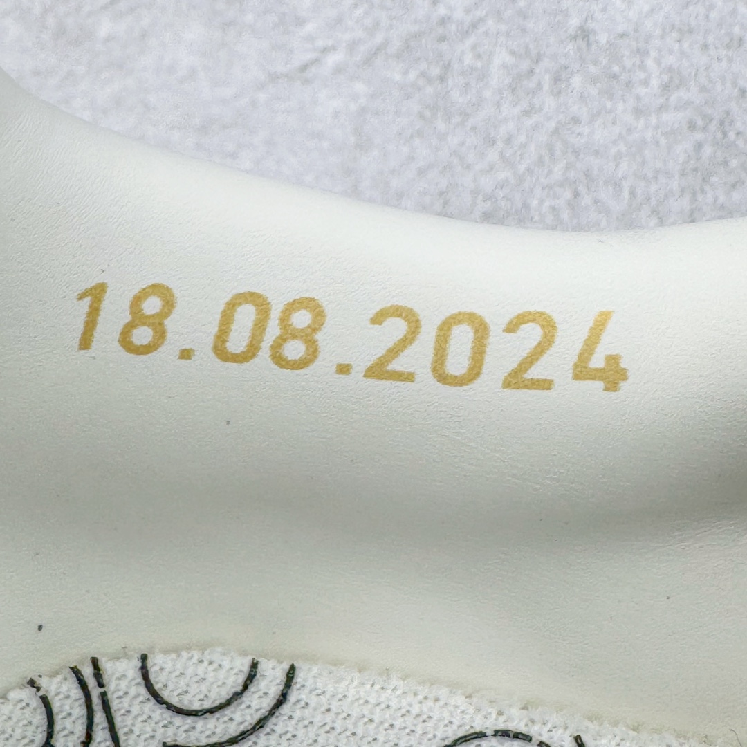 图片[12]-＃S2纯原 AD Original Samba OG 复古经典轻便板鞋 JP5282 原装头层牛皮加持 正确烫金高频细节 原装纳米超迁皮料 独家私模橡胶大底 原盒原配 正确黑色中底布 过宽过胶 这款桑巴鞋展示了高质量的工艺 带有装饰的超锁缝制和无缝的手感 柔软、柔软的皮革造型和标志性的3条纹完成了精致的外观 正规合身鞋带 鞋面上有绒面鞋垫 橡胶鞋底 享受正畸套筒软感 自50年代首次亮相以来就一直在赢得粉丝的青睐尺码：36 36.5 37.5 38 38.5 39 40 40.5 41 42 42.5 43 44 44.5 45-选品中心