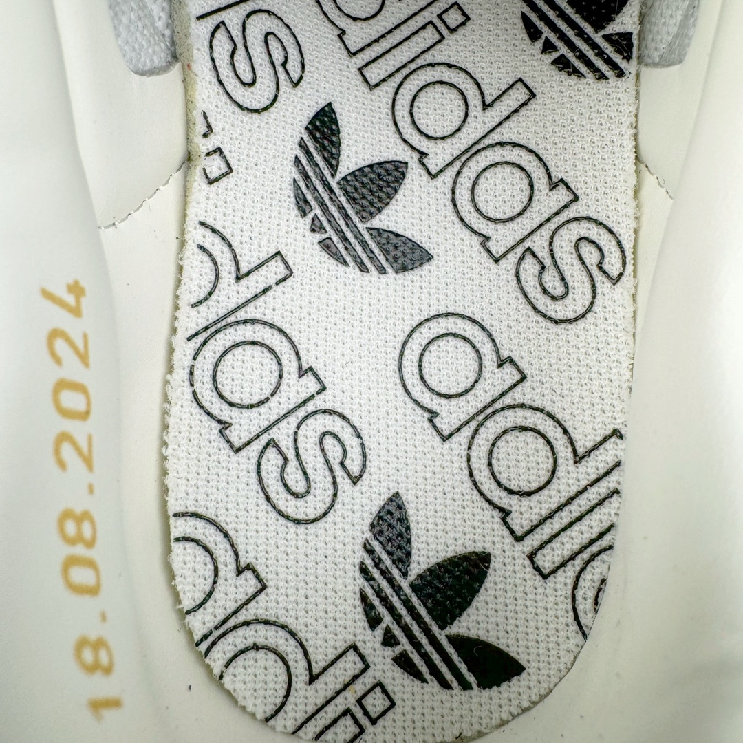 图片[13]-＃S2纯原 AD Original Samba OG 复古经典轻便板鞋 JP5282 原装头层牛皮加持 正确烫金高频细节 原装纳米超迁皮料 独家私模橡胶大底 原盒原配 正确黑色中底布 过宽过胶 这款桑巴鞋展示了高质量的工艺 带有装饰的超锁缝制和无缝的手感 柔软、柔软的皮革造型和标志性的3条纹完成了精致的外观 正规合身鞋带 鞋面上有绒面鞋垫 橡胶鞋底 享受正畸套筒软感 自50年代首次亮相以来就一直在赢得粉丝的青睐尺码：36 36.5 37.5 38 38.5 39 40 40.5 41 42 42.5 43 44 44.5 45-选品中心