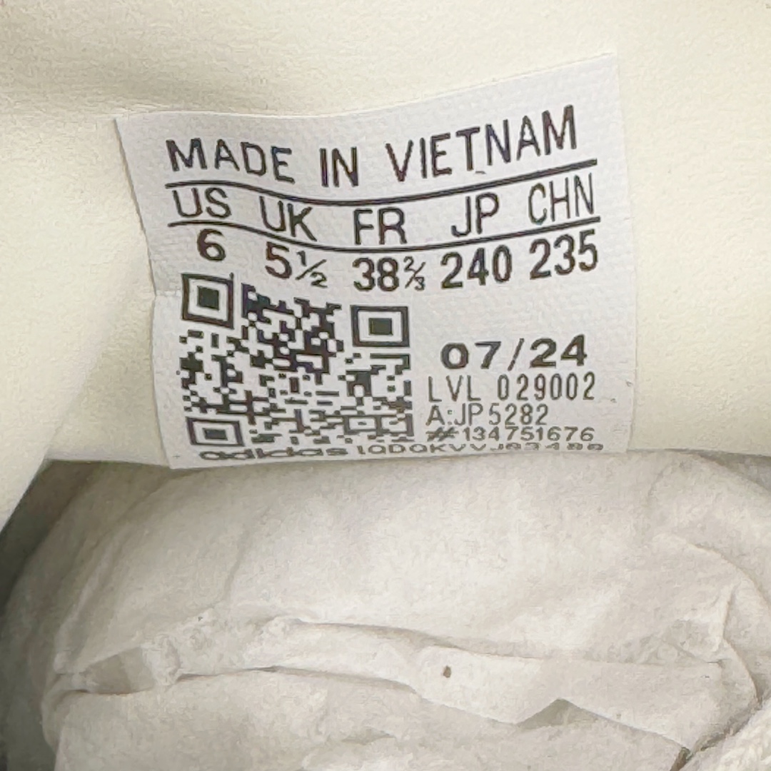 图片[14]-＃S2纯原 AD Original Samba OG 复古经典轻便板鞋 JP5282 原装头层牛皮加持 正确烫金高频细节 原装纳米超迁皮料 独家私模橡胶大底 原盒原配 正确黑色中底布 过宽过胶 这款桑巴鞋展示了高质量的工艺 带有装饰的超锁缝制和无缝的手感 柔软、柔软的皮革造型和标志性的3条纹完成了精致的外观 正规合身鞋带 鞋面上有绒面鞋垫 橡胶鞋底 享受正畸套筒软感 自50年代首次亮相以来就一直在赢得粉丝的青睐尺码：36 36.5 37.5 38 38.5 39 40 40.5 41 42 42.5 43 44 44.5 45-选品中心