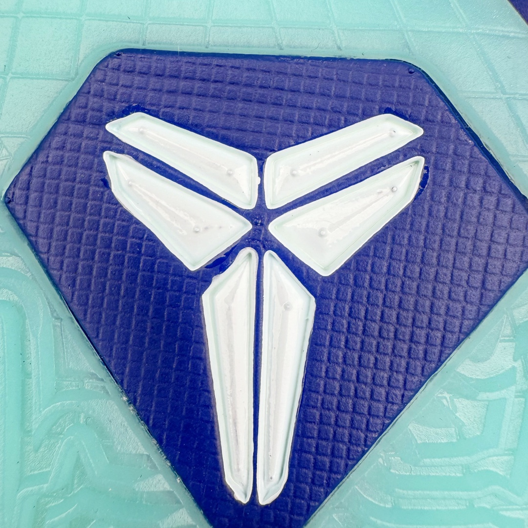 图片[20]-＃灭世/Max NK Zoom Kobe ZK5 科比5代 X-Ray 蓝色骨骼 HJ4303-400 灭世海外球员版 搭载最高工艺标准 版型 外观 细节 用料 不同于市场主流货品 拒绝杀猪套牌纯原套路 欢迎对比品鉴 外观升级点：鞋头冲孔 后跟海绵填充 飞线质感 碳板纹理 纸板对位 悉数升级对标ZP 用料升级点：前掌气垫➕后掌马蹄zoom（增配）澎湃脚感 完美解决正品后掌泡棉衰减问题 版型尺码升级：海外球员版 前掌包裹提升 尺码增加US13 47.5码 适配 职业球员 灭世纯原海外球员版『质 价 比』拉满 拳打杀猪纯原 脚踢一眼假通货 高端外贸渠道口碑爆炸 尺码：39 40 40.5 41 42 42.5 43 44 44.5 45 46 47.5-选品中心