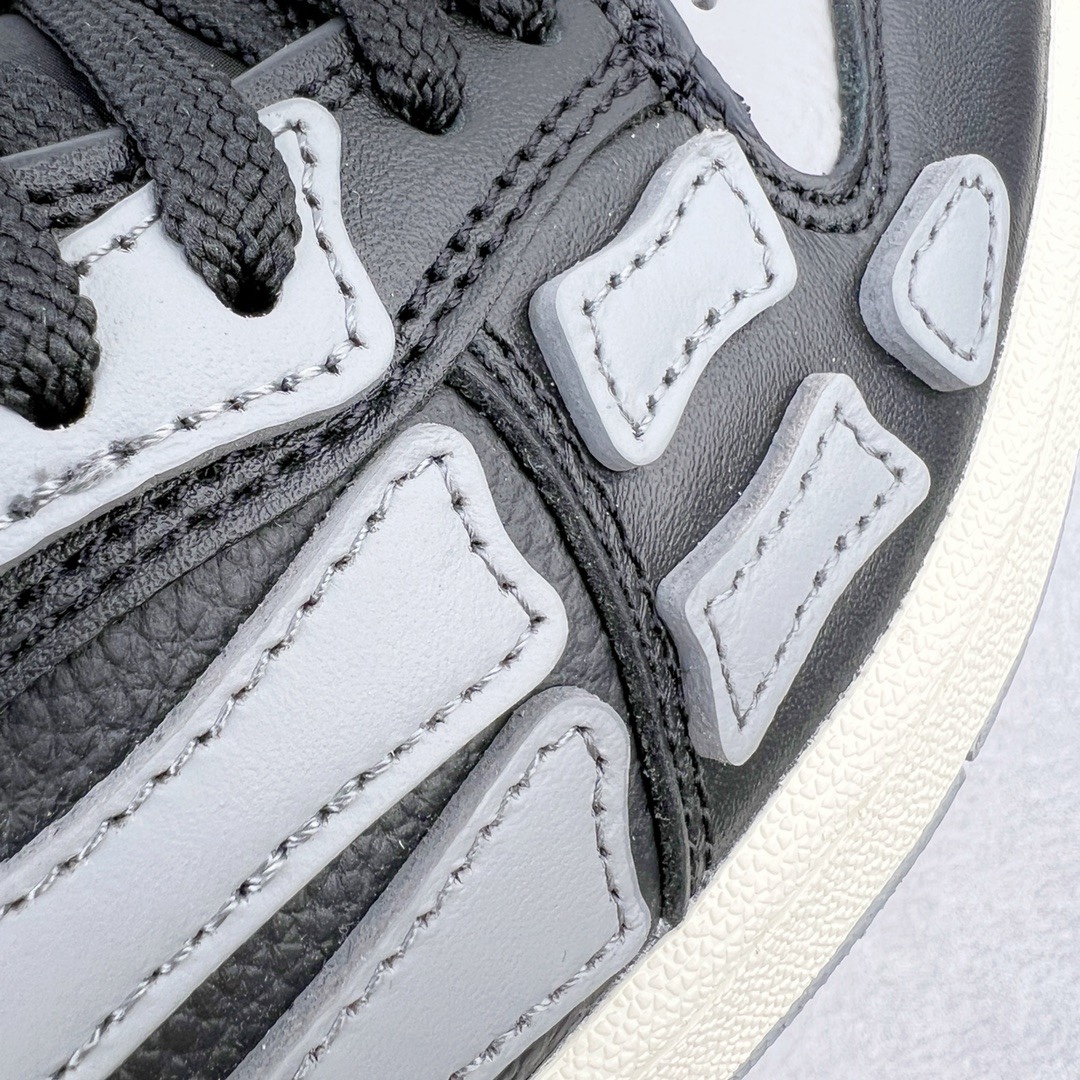 图片[12]-＃LJ渠道版福利 AMIRI Skel Top Low Sneakers 洛杉矶街头之王 高奢·埃米尔 骨骼低帮板鞋 白黑 区分市面所有在售版本 正确鞋舌外翻细节 正确骨头形状 正确双层加厚皮料 市面唯一正确批次 全套配件及包装物 鞋面采用手工切割和边缘涂漆的皮革和骨头贴花 并具有真皮鞋面和模压EVA鞋垫 高密度的电脑车线工艺 尺码：40 41 42 43 44 45-选品中心