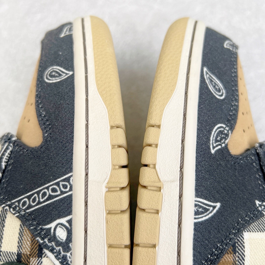 图片[13]-＃LJ渠道版 Travis Scott x NK SB Dunk Low TS联名腰果花 CT5053-001 原厂原楦原纸版开发 原盒原标 市场天花板 采用进口丝光磨砂皮＋具有质感牛仔布拼接设计 在紫光下鞋身部位呈现紫光线条 完全与原版一模一样 右脚外侧腰果花图是缺口的同步官方 鞋头弧度高度、后跟小山峰弧度都比对原鞋 鞋垫嵌入Zoom气垫装置 腰果花的鞋款撕开里面还有一层特殊的鞋面 而鞋舌上的 \\\”Cactus Jack\\\” 也是证明了出自Travis Scott之手 尺码：36 36.5 37.5 38 38.5 39 40 40.5 41 42 42.5 43 44 44.5 45 46 47.5-选品中心