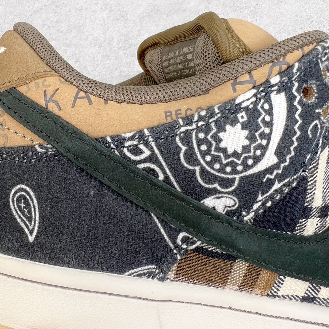 图片[17]-＃LJ渠道版 Travis Scott x NK SB Dunk Low TS联名腰果花 CT5053-001 原厂原楦原纸版开发 原盒原标 市场天花板 采用进口丝光磨砂皮＋具有质感牛仔布拼接设计 在紫光下鞋身部位呈现紫光线条 完全与原版一模一样 右脚外侧腰果花图是缺口的同步官方 鞋头弧度高度、后跟小山峰弧度都比对原鞋 鞋垫嵌入Zoom气垫装置 腰果花的鞋款撕开里面还有一层特殊的鞋面 而鞋舌上的 \\\”Cactus Jack\\\” 也是证明了出自Travis Scott之手 尺码：36 36.5 37.5 38 38.5 39 40 40.5 41 42 42.5 43 44 44.5 45 46 47.5-选品中心