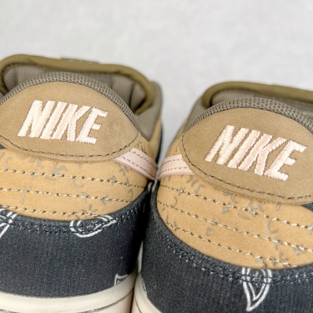 图片[16]-＃LJ渠道版 Travis Scott x NK SB Dunk Low TS联名腰果花 CT5053-001 原厂原楦原纸版开发 原盒原标 市场天花板 采用进口丝光磨砂皮＋具有质感牛仔布拼接设计 在紫光下鞋身部位呈现紫光线条 完全与原版一模一样 右脚外侧腰果花图是缺口的同步官方 鞋头弧度高度、后跟小山峰弧度都比对原鞋 鞋垫嵌入Zoom气垫装置 腰果花的鞋款撕开里面还有一层特殊的鞋面 而鞋舌上的 \\\”Cactus Jack\\\” 也是证明了出自Travis Scott之手 尺码：36 36.5 37.5 38 38.5 39 40 40.5 41 42 42.5 43 44 44.5 45 46 47.5-选品中心