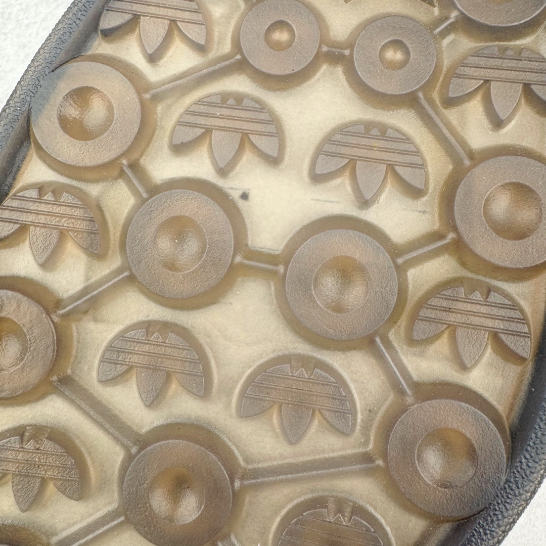 图片[21]-＃S2纯原 AD Original Gazelle Indoor Trainers 瞪羚室内鞋系列低帮复古百搭休闲运动德训风板鞋 II0013 高端零售特供批次 原厂定制长毛翻毛皮组合环保纤维革鞋面材质 内置环保海玻璃鞋垫 外置RB橡胶大底 产品品控稳定性领先行业 原厂全套原楦原纸板冲刀磨具开发 原厂皮料加持 原厂港宝加持定型后跟R度完美 将复古进行到底 简约流畅 三十年不变经典 这款Gazelle运动鞋 无论面料、配色、质感或设计 都只在重现其1991年原款的经典 皮革鞋面 撞色三条纹和鞋跟标的设计 力求呈现90年代的经典复古风潮 Samba火热的同时 也带动了其它的复古鞋型 Gazelle便是其中一只 Gazelle Indoor拥有包边更宽的T字型鞋头 更好的保护运动员的前掌 浓浓的复古氛围感 非常适合现在流行的Cleanfit风格 尺码：36 36.5 37.5 38 38.5 39 40 40.5 41 42 42.5 43 44 44.5 45 46-选品中心