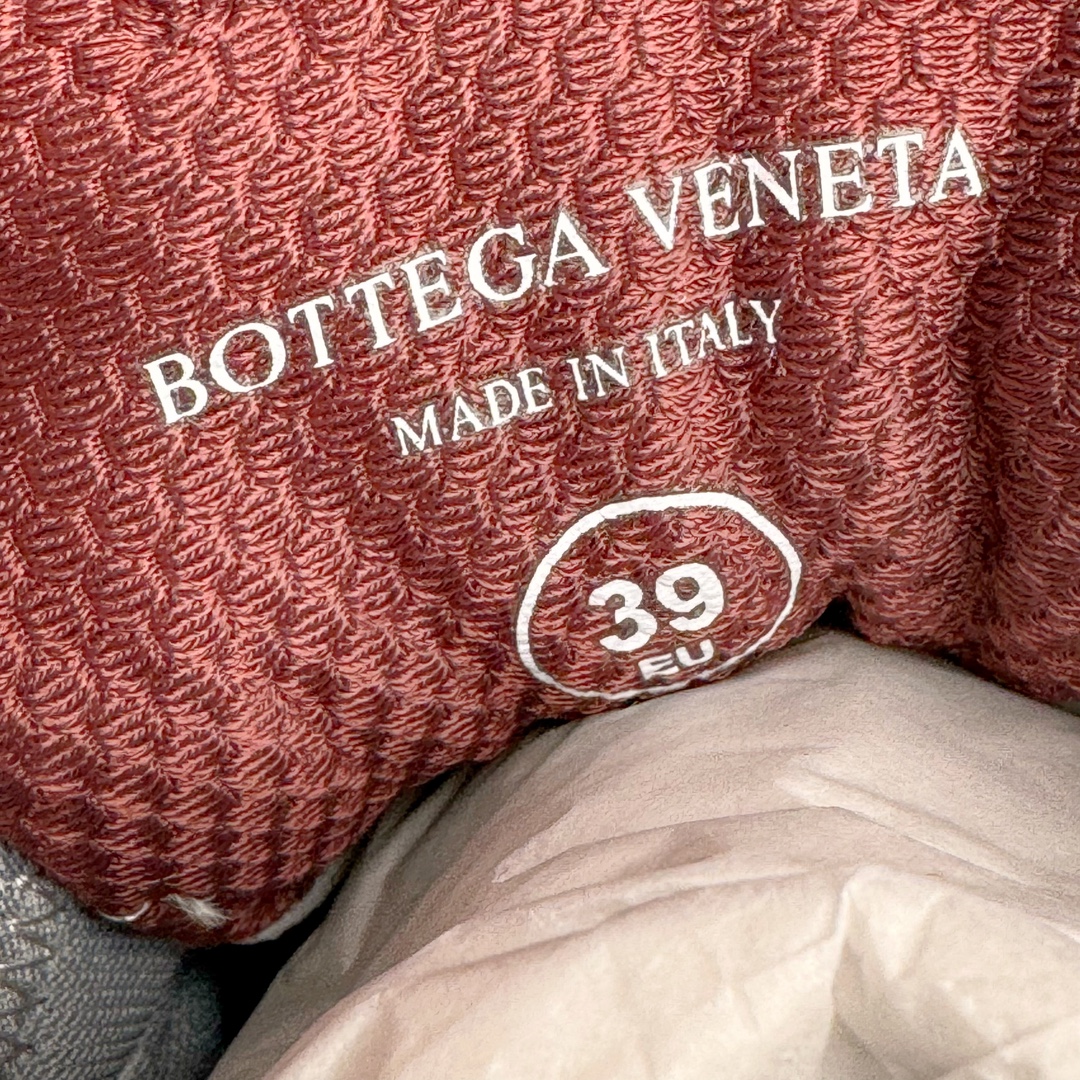 图片[13]-＃GD广顶 BOTTEGA VENETA Orbit Runner BV葆蝶家时尚休闲王一博同款老爹鞋运动鞋 原版开发 一比一打造 相似度百分之99以上 市场一梯队级别品质 区别市场任何标文顶级品质版本 采用轻质科技网布面料 搭配几何图案设计橡胶外底 王炸系列 高版本 认准套包工艺 实际增高很多哦 还是一样显腿细非常nice 耐玩耐造 对标对版 套包鞋工艺 认准高版本 大底选用拼色TPU大底 配置原版包装 尺码：35 36 37 38 39 40 41 42 43 44 45-选品中心