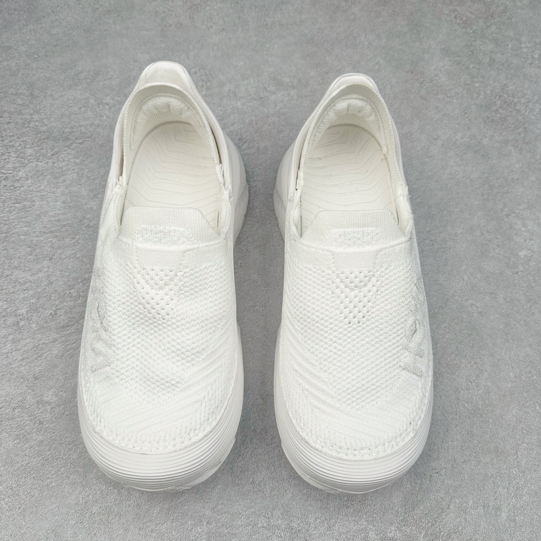 图片[2]-＃HK纯原 HOKA ONE ONE Restore TC 一脚蹬徒步舒适缓震运动鞋 继承了 HOKA ONE ONE® 标志性的缓冲中底，兼具轻盈脚感和出众缓震。NEWOK本期为大家准备了两款各具特色HOKA ONE ONE Restore TC 鞋款，希望能为你的夏日穿搭提供更多灵感。鞋款鞋面采用弹性布料，鞋面透气舒适，日常穿搭舒适不磨脚。鞋款以弹性松紧织带取代传统鞋带设计，省事又省心，“一脚蹬”简直是最具懒人属性的球鞋，低调朴素又不失质感。重量不到百克，依旧是外形“笨拙”实则是轻巧、舒适与安全兼备的品牌固有打法。搭配上，无论是夏日短裤造型，还是搭配你的长袜，Restore TC 能够满足你的多种穿搭。舒适程度堪比众多大牌“老头乐”，鞋底的厚厚的泡沫鞋垫让你深陷其中！尺码：36 36.5 37.5 38 38.5 39 40 40.5 41 42 42.5 43 44 44.5 45-选品中心