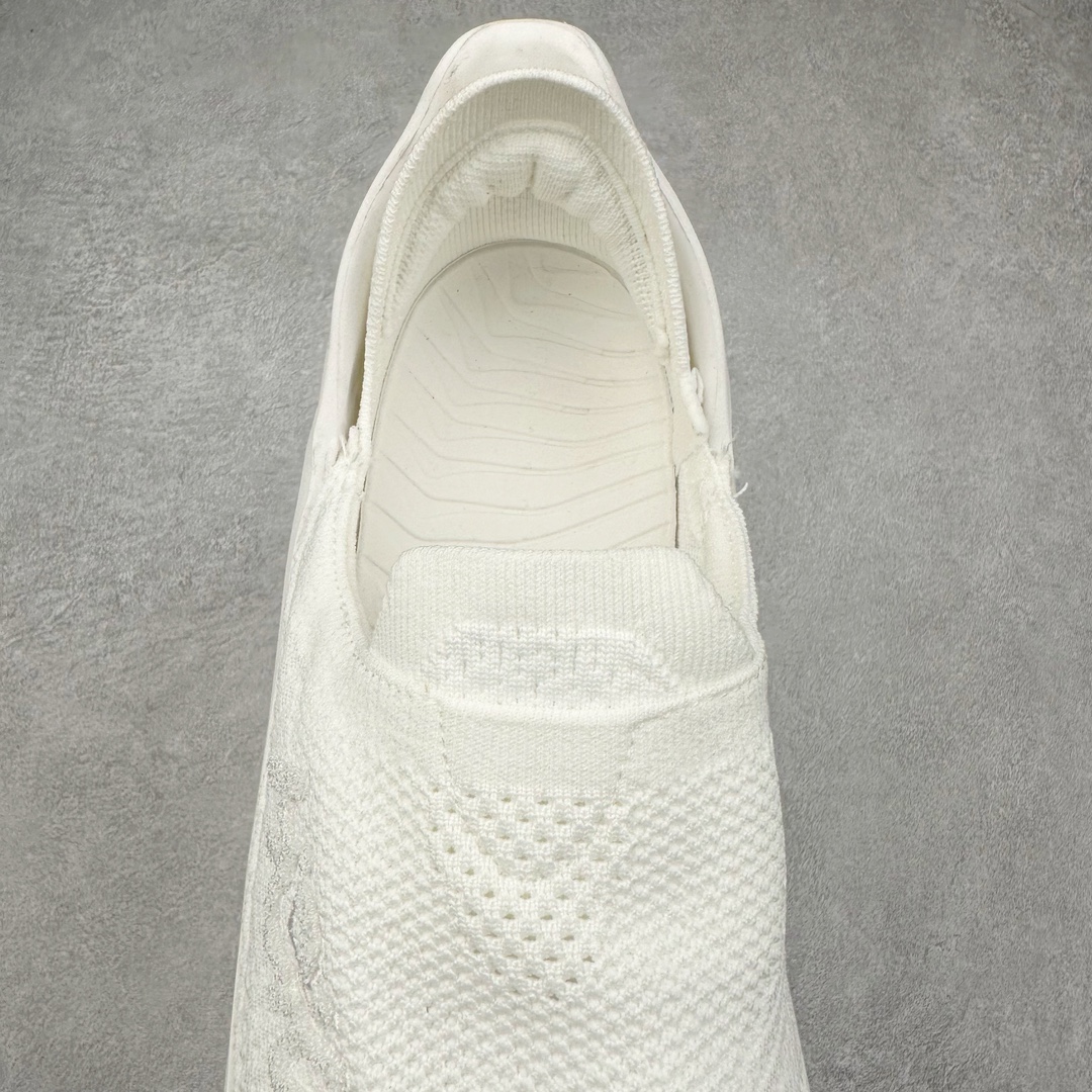 图片[5]-＃HK纯原 HOKA ONE ONE Restore TC 一脚蹬徒步舒适缓震运动鞋 继承了 HOKA ONE ONE® 标志性的缓冲中底，兼具轻盈脚感和出众缓震。NEWOK本期为大家准备了两款各具特色HOKA ONE ONE Restore TC 鞋款，希望能为你的夏日穿搭提供更多灵感。鞋款鞋面采用弹性布料，鞋面透气舒适，日常穿搭舒适不磨脚。鞋款以弹性松紧织带取代传统鞋带设计，省事又省心，“一脚蹬”简直是最具懒人属性的球鞋，低调朴素又不失质感。重量不到百克，依旧是外形“笨拙”实则是轻巧、舒适与安全兼备的品牌固有打法。搭配上，无论是夏日短裤造型，还是搭配你的长袜，Restore TC 能够满足你的多种穿搭。舒适程度堪比众多大牌“老头乐”，鞋底的厚厚的泡沫鞋垫让你深陷其中！尺码：36 36.5 37.5 38 38.5 39 40 40.5 41 42 42.5 43 44 44.5 45-选品中心