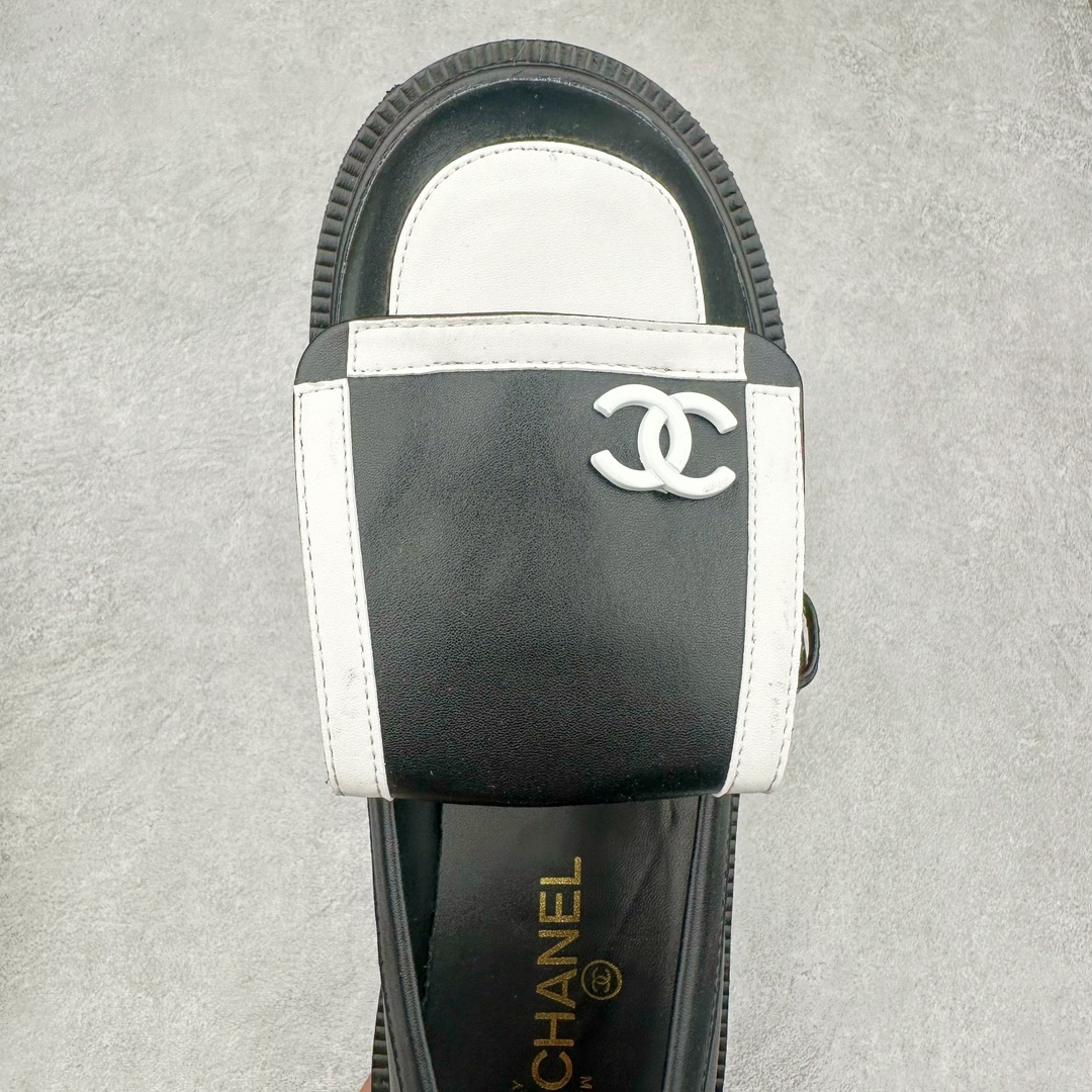 图片[4]-2024秋冬新款CHANEL小香经典厚底复古熊猫乐福鞋 CHANEL乐福鞋真的是看不腻，简单大方，拥有香家优雅名媛气质，超级耐看，越穿越香的香奈儿，笔芯力荐😍 这双复古乐福鞋一眼看到就很喜欢 超有 CHANEL的格調 高級感十足，上脚特别舒服柔软 脚宽也不怕 好看又舒适 搭配中筒袜裙子裤子都是无敌美 看起来款式简约 但上脚马上自带拉长腿效果 简单不失个性 又增添一抹帅气感 鞋面：原版定制小牛皮 内里：混种羊羊皮里 柔软吸汗透气！ 五金：独家原版1：1开模开发 ！持久不软化！ 大底：意大利进口真皮大底 区别市场通货 我们不一样‼️ 🐮尺码：35-40-选品中心