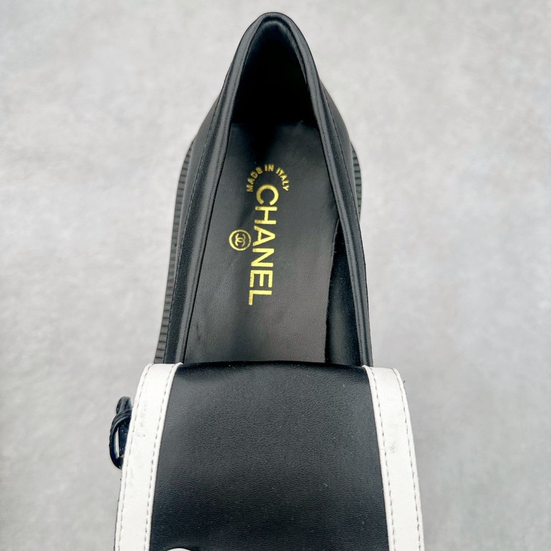 图片[5]-2024秋冬新款CHANEL小香经典厚底复古熊猫乐福鞋 CHANEL乐福鞋真的是看不腻，简单大方，拥有香家优雅名媛气质，超级耐看，越穿越香的香奈儿，笔芯力荐😍 这双复古乐福鞋一眼看到就很喜欢 超有 CHANEL的格調 高級感十足，上脚特别舒服柔软 脚宽也不怕 好看又舒适 搭配中筒袜裙子裤子都是无敌美 看起来款式简约 但上脚马上自带拉长腿效果 简单不失个性 又增添一抹帅气感 鞋面：原版定制小牛皮 内里：混种羊羊皮里 柔软吸汗透气！ 五金：独家原版1：1开模开发 ！持久不软化！ 大底：意大利进口真皮大底 区别市场通货 我们不一样‼️ 🐮尺码：35-40-选品中心