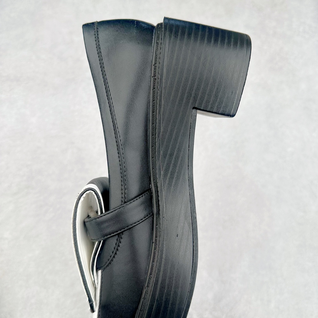 图片[7]-2024秋冬新款CHANEL小香经典厚底复古熊猫乐福鞋 CHANEL乐福鞋真的是看不腻，简单大方，拥有香家优雅名媛气质，超级耐看，越穿越香的香奈儿，笔芯力荐😍 这双复古乐福鞋一眼看到就很喜欢 超有 CHANEL的格調 高級感十足，上脚特别舒服柔软 脚宽也不怕 好看又舒适 搭配中筒袜裙子裤子都是无敌美 看起来款式简约 但上脚马上自带拉长腿效果 简单不失个性 又增添一抹帅气感 鞋面：原版定制小牛皮 内里：混种羊羊皮里 柔软吸汗透气！ 五金：独家原版1：1开模开发 ！持久不软化！ 大底：意大利进口真皮大底 区别市场通货 我们不一样‼️ 🐮尺码：35-40-选品中心