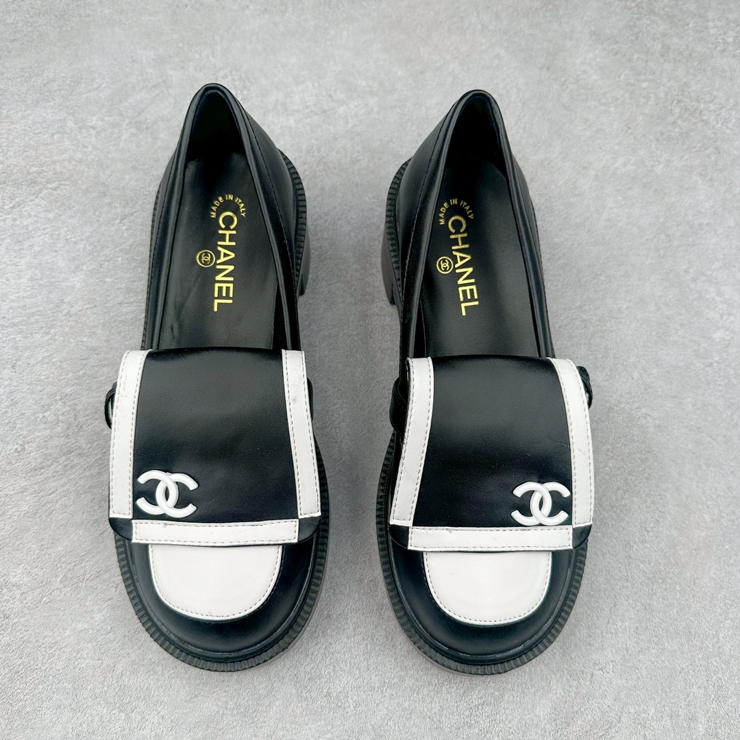 图片[2]-2024秋冬新款CHANEL小香经典厚底复古熊猫乐福鞋 CHANEL乐福鞋真的是看不腻，简单大方，拥有香家优雅名媛气质，超级耐看，越穿越香的香奈儿，笔芯力荐😍 这双复古乐福鞋一眼看到就很喜欢 超有 CHANEL的格調 高級感十足，上脚特别舒服柔软 脚宽也不怕 好看又舒适 搭配中筒袜裙子裤子都是无敌美 看起来款式简约 但上脚马上自带拉长腿效果 简单不失个性 又增添一抹帅气感 鞋面：原版定制小牛皮 内里：混种羊羊皮里 柔软吸汗透气！ 五金：独家原版1：1开模开发 ！持久不软化！ 大底：意大利进口真皮大底 区别市场通货 我们不一样‼️ 🐮尺码：35-40-选品中心
