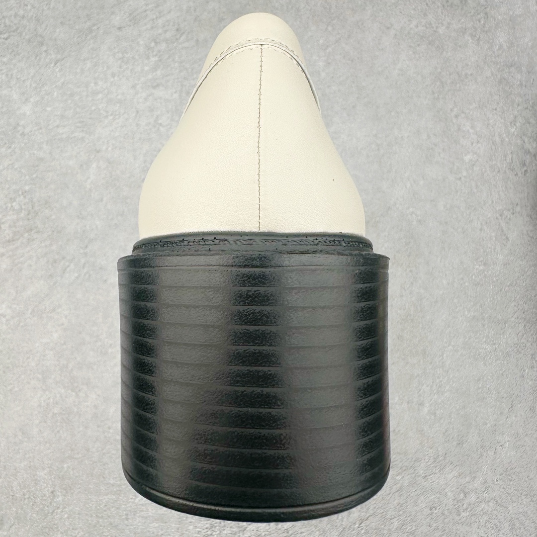 图片[8]-2024秋冬新款CHANEL小香经典厚底复古熊猫乐福鞋 CHANEL乐福鞋真的是看不腻，简单大方，拥有香家优雅名媛气质，超级耐看，越穿越香的香奈儿，笔芯力荐😍 这双复古乐福鞋一眼看到就很喜欢 超有 CHANEL的格調 高級感十足，上脚特别舒服柔软 脚宽也不怕 好看又舒适 搭配中筒袜裙子裤子都是无敌美 看起来款式简约 但上脚马上自带拉长腿效果 简单不失个性 又增添一抹帅气感 鞋面：原版定制小牛皮 内里：混种羊羊皮里 柔软吸汗透气！ 五金：独家原版1：1开模开发 ！持久不软化！ 大底：意大利进口真皮大底 区别市场通货 我们不一样‼️ 🐮尺码：35-40-选品中心