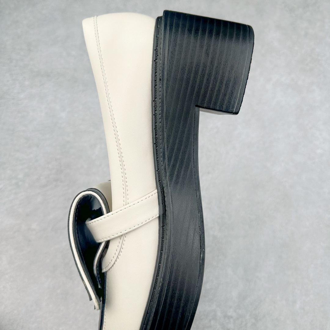 图片[7]-2024秋冬新款CHANEL小香经典厚底复古熊猫乐福鞋 CHANEL乐福鞋真的是看不腻，简单大方，拥有香家优雅名媛气质，超级耐看，越穿越香的香奈儿，笔芯力荐😍 这双复古乐福鞋一眼看到就很喜欢 超有 CHANEL的格調 高級感十足，上脚特别舒服柔软 脚宽也不怕 好看又舒适 搭配中筒袜裙子裤子都是无敌美 看起来款式简约 但上脚马上自带拉长腿效果 简单不失个性 又增添一抹帅气感 鞋面：原版定制小牛皮 内里：混种羊羊皮里 柔软吸汗透气！ 五金：独家原版1：1开模开发 ！持久不软化！ 大底：意大利进口真皮大底 区别市场通货 我们不一样‼️ 🐮尺码：35-40-选品中心