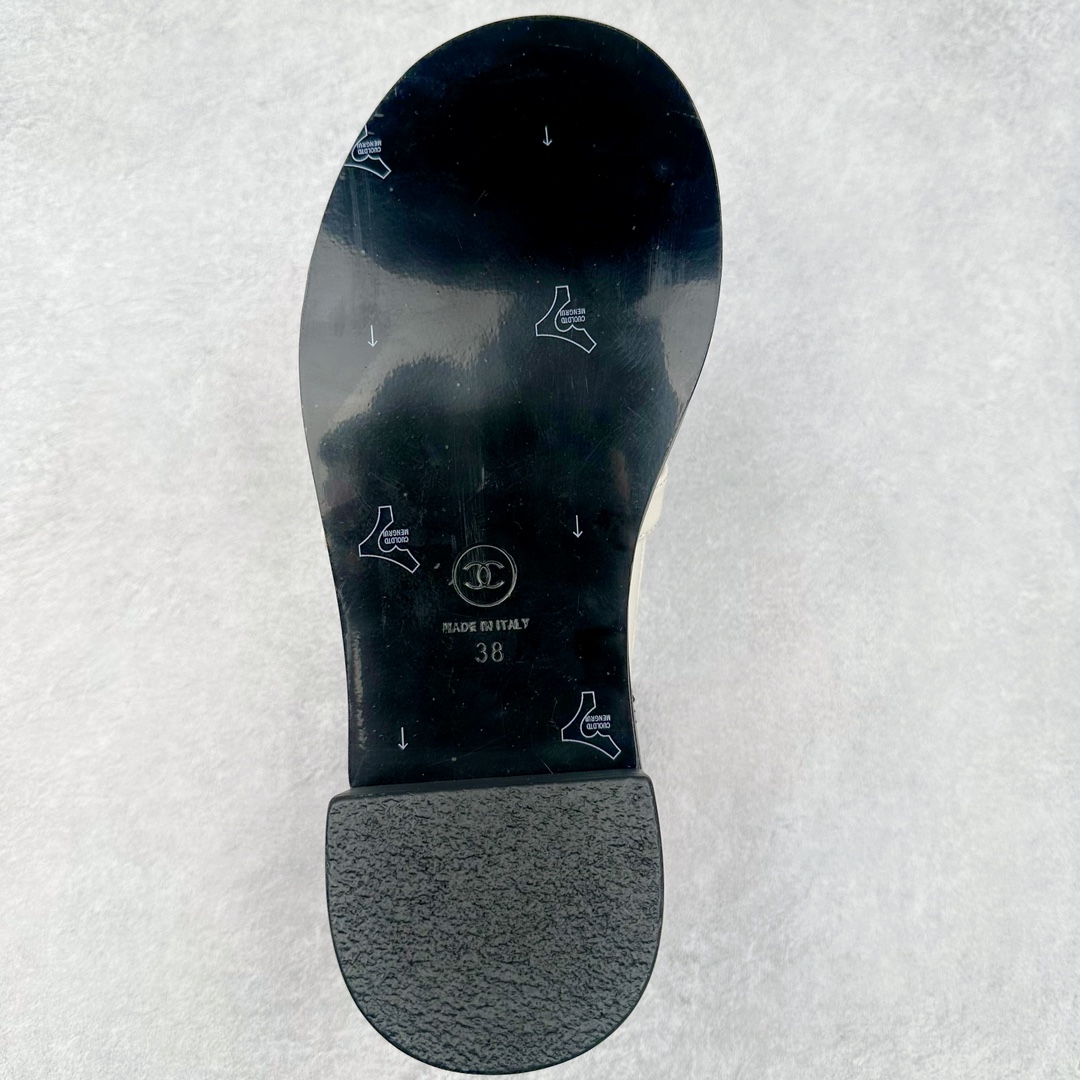 图片[9]-2024秋冬新款CHANEL小香经典厚底复古熊猫乐福鞋 CHANEL乐福鞋真的是看不腻，简单大方，拥有香家优雅名媛气质，超级耐看，越穿越香的香奈儿，笔芯力荐😍 这双复古乐福鞋一眼看到就很喜欢 超有 CHANEL的格調 高級感十足，上脚特别舒服柔软 脚宽也不怕 好看又舒适 搭配中筒袜裙子裤子都是无敌美 看起来款式简约 但上脚马上自带拉长腿效果 简单不失个性 又增添一抹帅气感 鞋面：原版定制小牛皮 内里：混种羊羊皮里 柔软吸汗透气！ 五金：独家原版1：1开模开发 ！持久不软化！ 大底：意大利进口真皮大底 区别市场通货 我们不一样‼️ 🐮尺码：35-40-选品中心