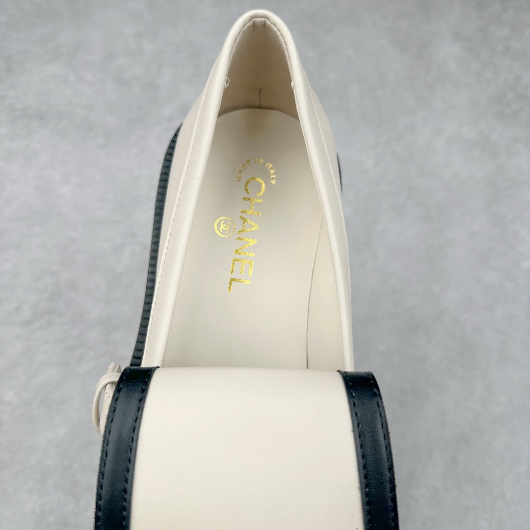 图片[5]-2024秋冬新款CHANEL小香经典厚底复古熊猫乐福鞋 CHANEL乐福鞋真的是看不腻，简单大方，拥有香家优雅名媛气质，超级耐看，越穿越香的香奈儿，笔芯力荐😍 这双复古乐福鞋一眼看到就很喜欢 超有 CHANEL的格調 高級感十足，上脚特别舒服柔软 脚宽也不怕 好看又舒适 搭配中筒袜裙子裤子都是无敌美 看起来款式简约 但上脚马上自带拉长腿效果 简单不失个性 又增添一抹帅气感 鞋面：原版定制小牛皮 内里：混种羊羊皮里 柔软吸汗透气！ 五金：独家原版1：1开模开发 ！持久不软化！ 大底：意大利进口真皮大底 区别市场通货 我们不一样‼️ 🐮尺码：35-40-选品中心