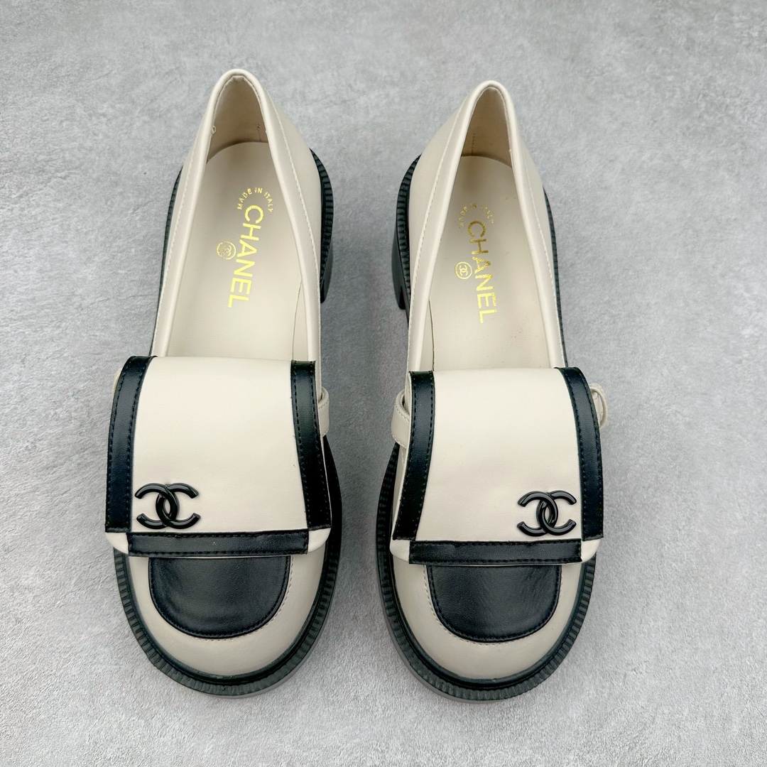图片[2]-2024秋冬新款CHANEL小香经典厚底复古熊猫乐福鞋 CHANEL乐福鞋真的是看不腻，简单大方，拥有香家优雅名媛气质，超级耐看，越穿越香的香奈儿，笔芯力荐😍 这双复古乐福鞋一眼看到就很喜欢 超有 CHANEL的格調 高級感十足，上脚特别舒服柔软 脚宽也不怕 好看又舒适 搭配中筒袜裙子裤子都是无敌美 看起来款式简约 但上脚马上自带拉长腿效果 简单不失个性 又增添一抹帅气感 鞋面：原版定制小牛皮 内里：混种羊羊皮里 柔软吸汗透气！ 五金：独家原版1：1开模开发 ！持久不软化！ 大底：意大利进口真皮大底 区别市场通货 我们不一样‼️ 🐮尺码：35-40-选品中心