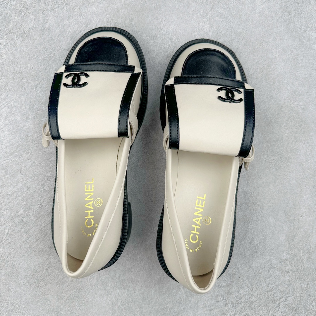 图片[3]-2024秋冬新款CHANEL小香经典厚底复古熊猫乐福鞋 CHANEL乐福鞋真的是看不腻，简单大方，拥有香家优雅名媛气质，超级耐看，越穿越香的香奈儿，笔芯力荐😍 这双复古乐福鞋一眼看到就很喜欢 超有 CHANEL的格調 高級感十足，上脚特别舒服柔软 脚宽也不怕 好看又舒适 搭配中筒袜裙子裤子都是无敌美 看起来款式简约 但上脚马上自带拉长腿效果 简单不失个性 又增添一抹帅气感 鞋面：原版定制小牛皮 内里：混种羊羊皮里 柔软吸汗透气！ 五金：独家原版1：1开模开发 ！持久不软化！ 大底：意大利进口真皮大底 区别市场通货 我们不一样‼️ 🐮尺码：35-40-选品中心