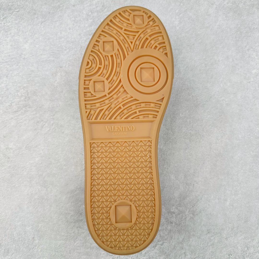 图片[9]-Valentino 华伦天奴 新款休闲鞋2024最新款 走秀情侣爆款 休闲鞋 Elsa Hosk张艺兴 关晓彤等众多明星同款 🔥 pink pp系列芭比粉被eanor Hosk 穿出了不一样的随性和时髦 阿那亚大秀可谓是刷爆了时尚圈！鞋面全油边 面料：定制牛皮+冲孔工艺，独家开模TPU大底 全套包装 尺码：35 36 37 38 39 40 41 42 43 44 45-选品中心