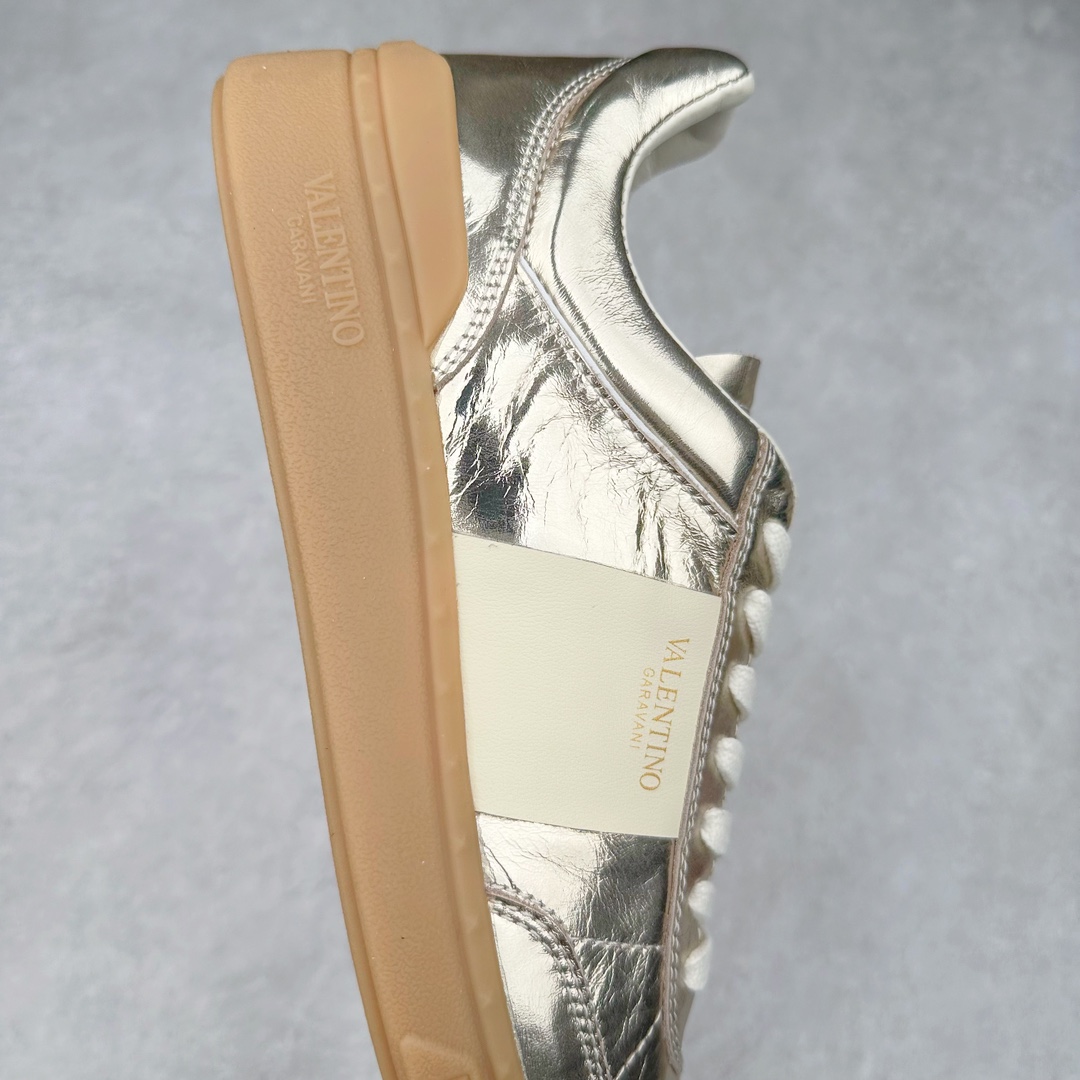 图片[6]-Valentino 华伦天奴 新款休闲鞋2024最新款 走秀情侣爆款 休闲鞋 Elsa Hosk张艺兴 关晓彤等众多明星同款 🔥 pink pp系列芭比粉被eanor Hosk 穿出了不一样的随性和时髦 阿那亚大秀可谓是刷爆了时尚圈！鞋面全油边 面料：定制牛皮+冲孔工艺，独家开模TPU大底 全套包装 尺码：35 36 37 38 39 40 41 42 43 44 45-选品中心