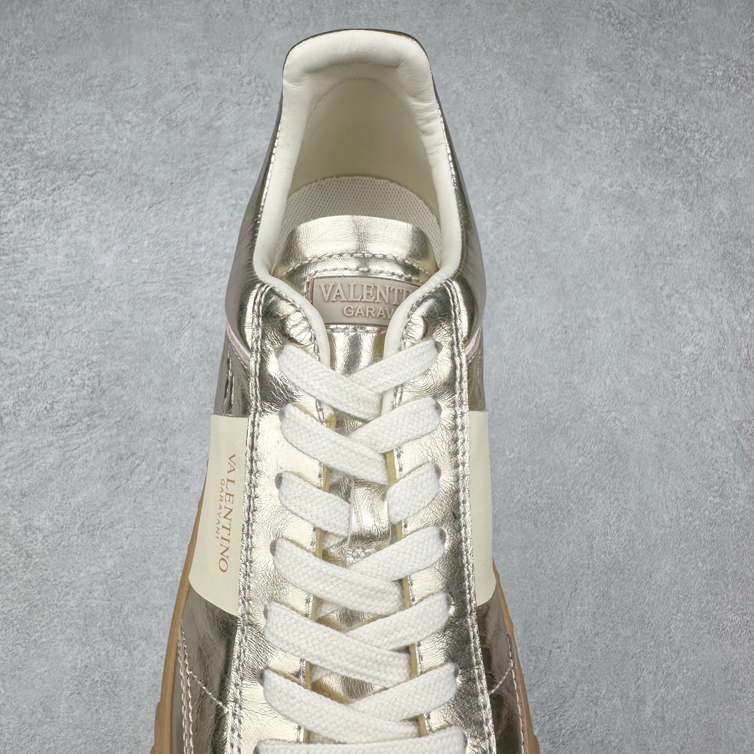 图片[5]-Valentino 华伦天奴 新款休闲鞋2024最新款 走秀情侣爆款 休闲鞋 Elsa Hosk张艺兴 关晓彤等众多明星同款 🔥 pink pp系列芭比粉被eanor Hosk 穿出了不一样的随性和时髦 阿那亚大秀可谓是刷爆了时尚圈！鞋面全油边 面料：定制牛皮+冲孔工艺，独家开模TPU大底 全套包装 尺码：35 36 37 38 39 40 41 42 43 44 45-选品中心