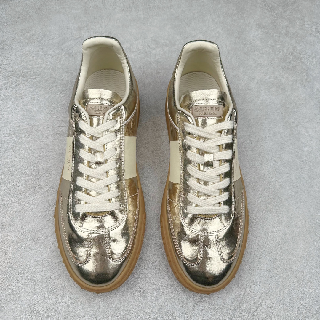 图片[2]-Valentino 华伦天奴 新款休闲鞋2024最新款 走秀情侣爆款 休闲鞋 Elsa Hosk张艺兴 关晓彤等众多明星同款 🔥 pink pp系列芭比粉被eanor Hosk 穿出了不一样的随性和时髦 阿那亚大秀可谓是刷爆了时尚圈！鞋面全油边 面料：定制牛皮+冲孔工艺，独家开模TPU大底 全套包装 尺码：35 36 37 38 39 40 41 42 43 44 45-选品中心