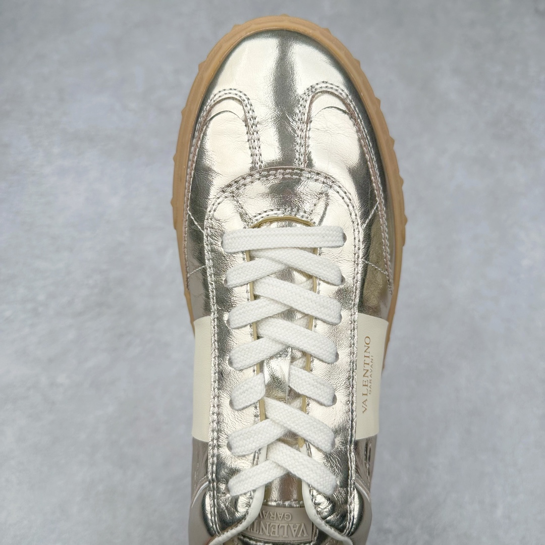 图片[4]-Valentino 华伦天奴 新款休闲鞋2024最新款 走秀情侣爆款 休闲鞋 Elsa Hosk张艺兴 关晓彤等众多明星同款 🔥 pink pp系列芭比粉被eanor Hosk 穿出了不一样的随性和时髦 阿那亚大秀可谓是刷爆了时尚圈！鞋面全油边 面料：定制牛皮+冲孔工艺，独家开模TPU大底 全套包装 尺码：35 36 37 38 39 40 41 42 43 44 45-选品中心