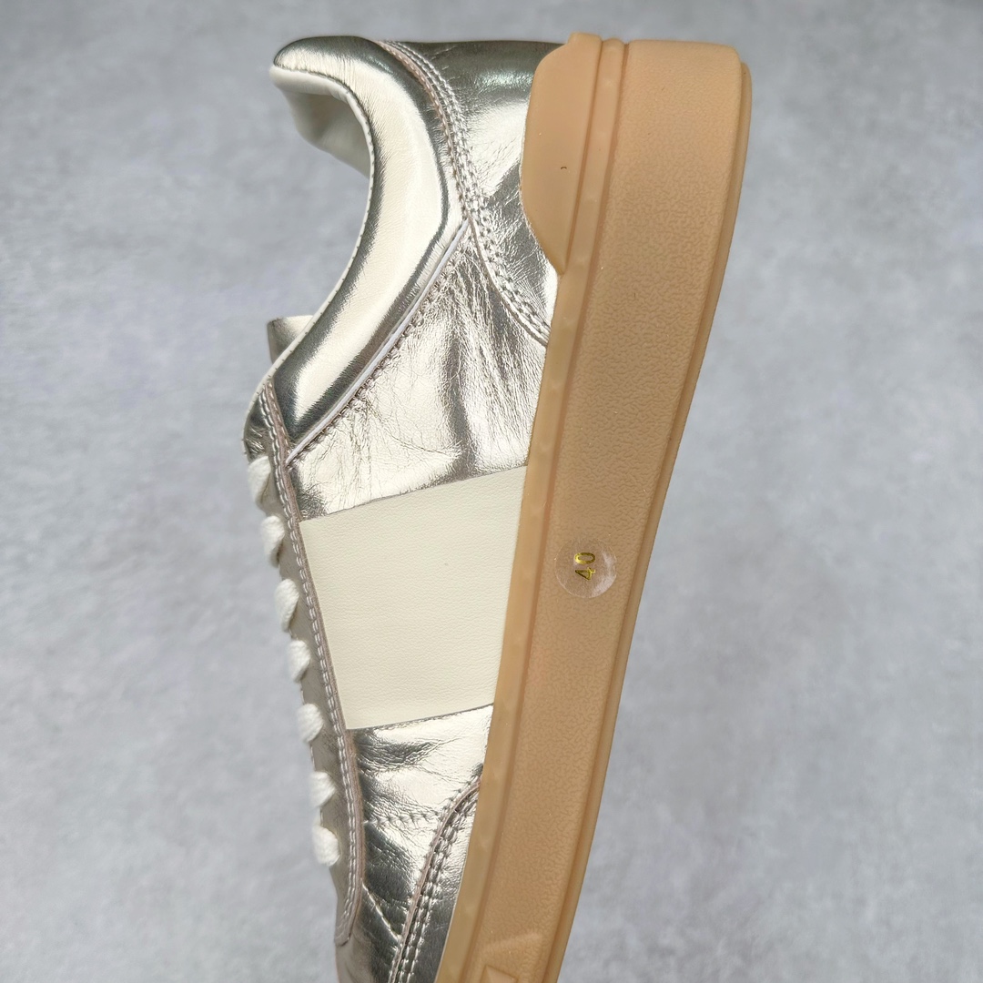 图片[7]-Valentino 华伦天奴 新款休闲鞋2024最新款 走秀情侣爆款 休闲鞋 Elsa Hosk张艺兴 关晓彤等众多明星同款 🔥 pink pp系列芭比粉被eanor Hosk 穿出了不一样的随性和时髦 阿那亚大秀可谓是刷爆了时尚圈！鞋面全油边 面料：定制牛皮+冲孔工艺，独家开模TPU大底 全套包装 尺码：35 36 37 38 39 40 41 42 43 44 45-选品中心