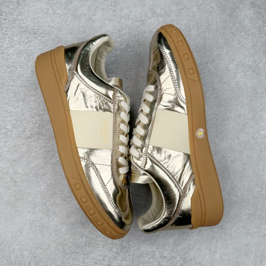 图片[3]-Valentino 华伦天奴 新款休闲鞋2024最新款 走秀情侣爆款 休闲鞋 Elsa Hosk张艺兴 关晓彤等众多明星同款 🔥 pink pp系列芭比粉被eanor Hosk 穿出了不一样的随性和时髦 阿那亚大秀可谓是刷爆了时尚圈！鞋面全油边 面料：定制牛皮+冲孔工艺，独家开模TPU大底 全套包装 尺码：35 36 37 38 39 40 41 42 43 44 45-选品中心